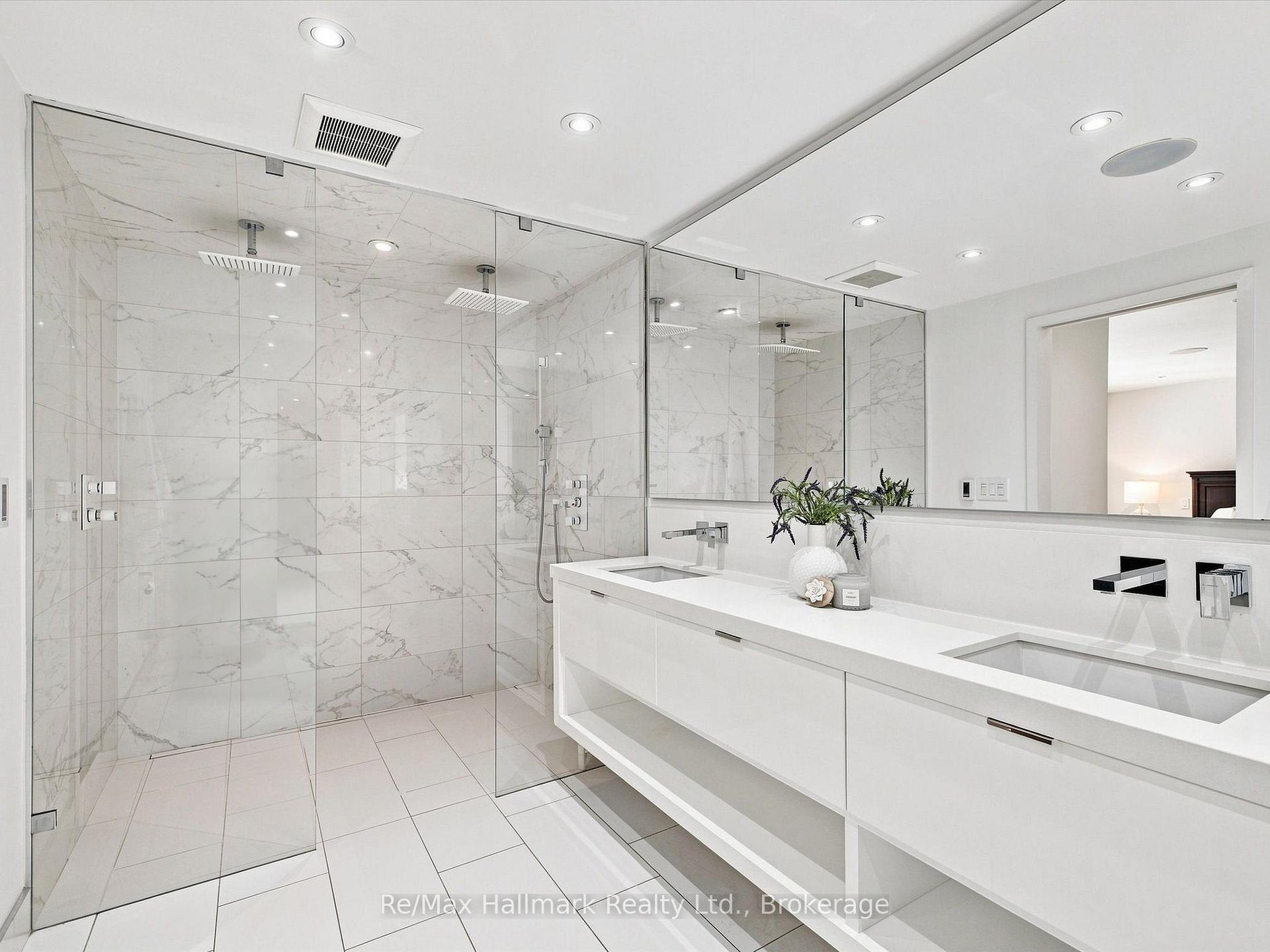 2076 GLENFOREST Crescent
