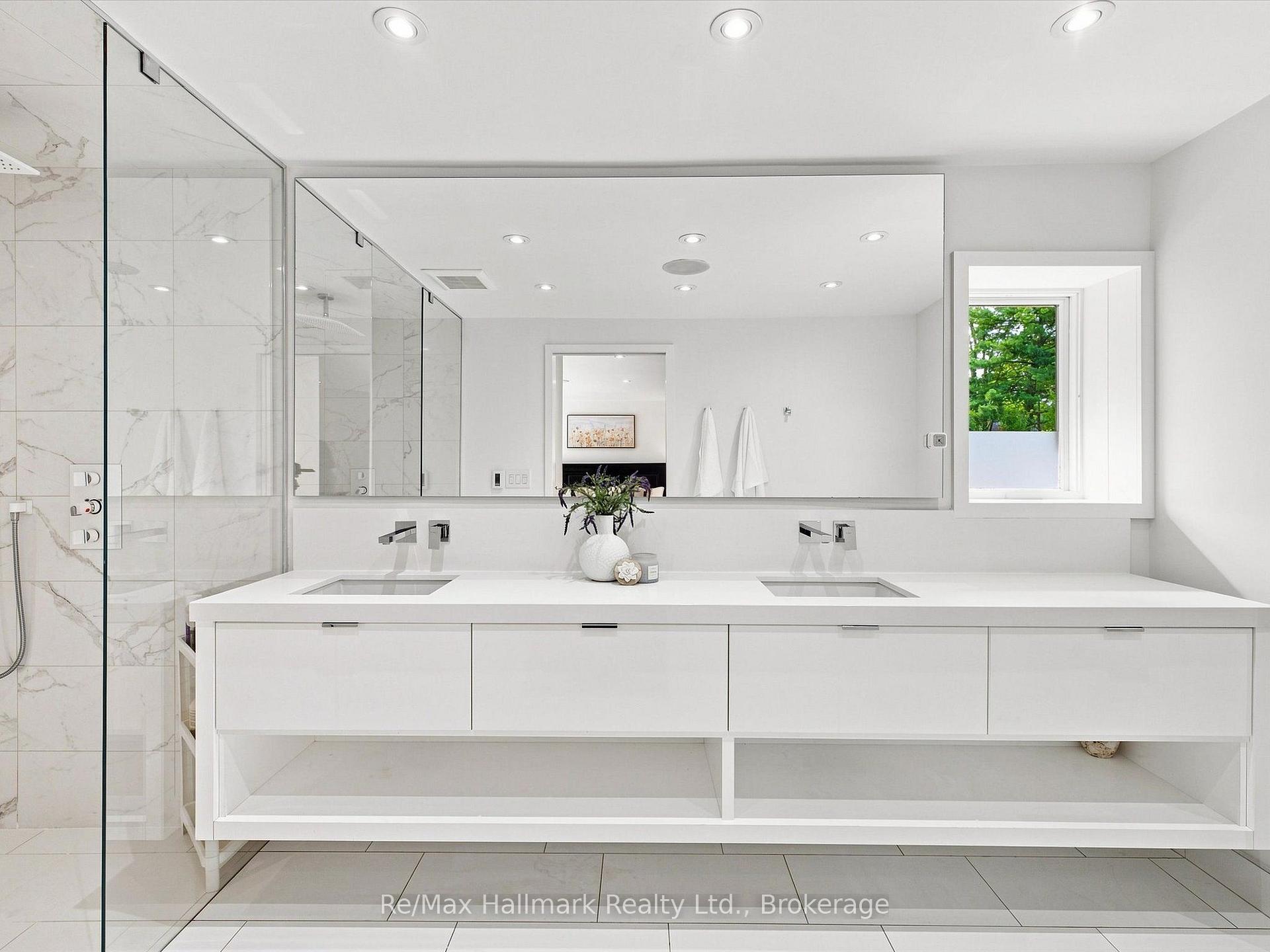 2076 GLENFOREST Crescent