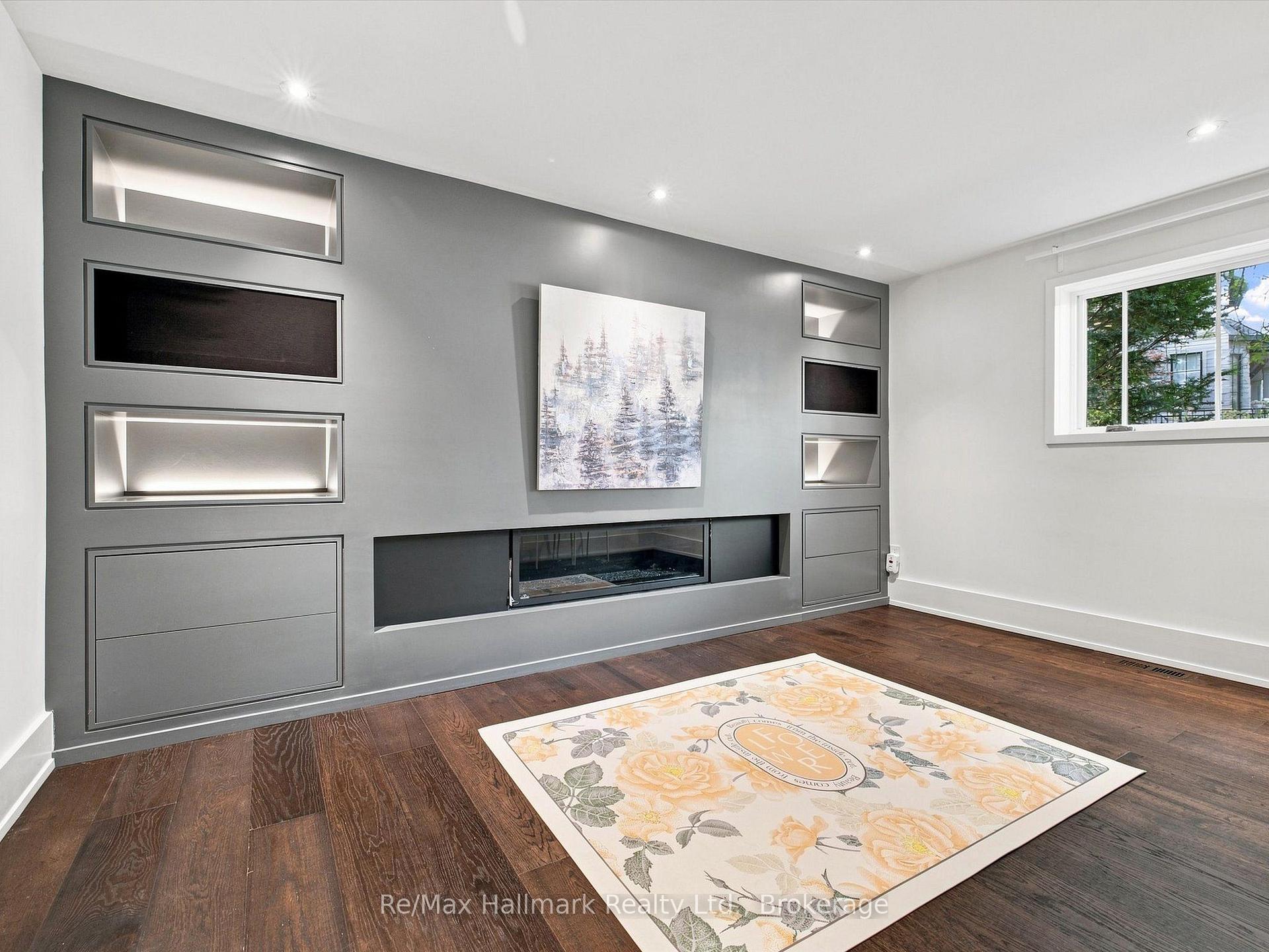 2076 GLENFOREST Crescent