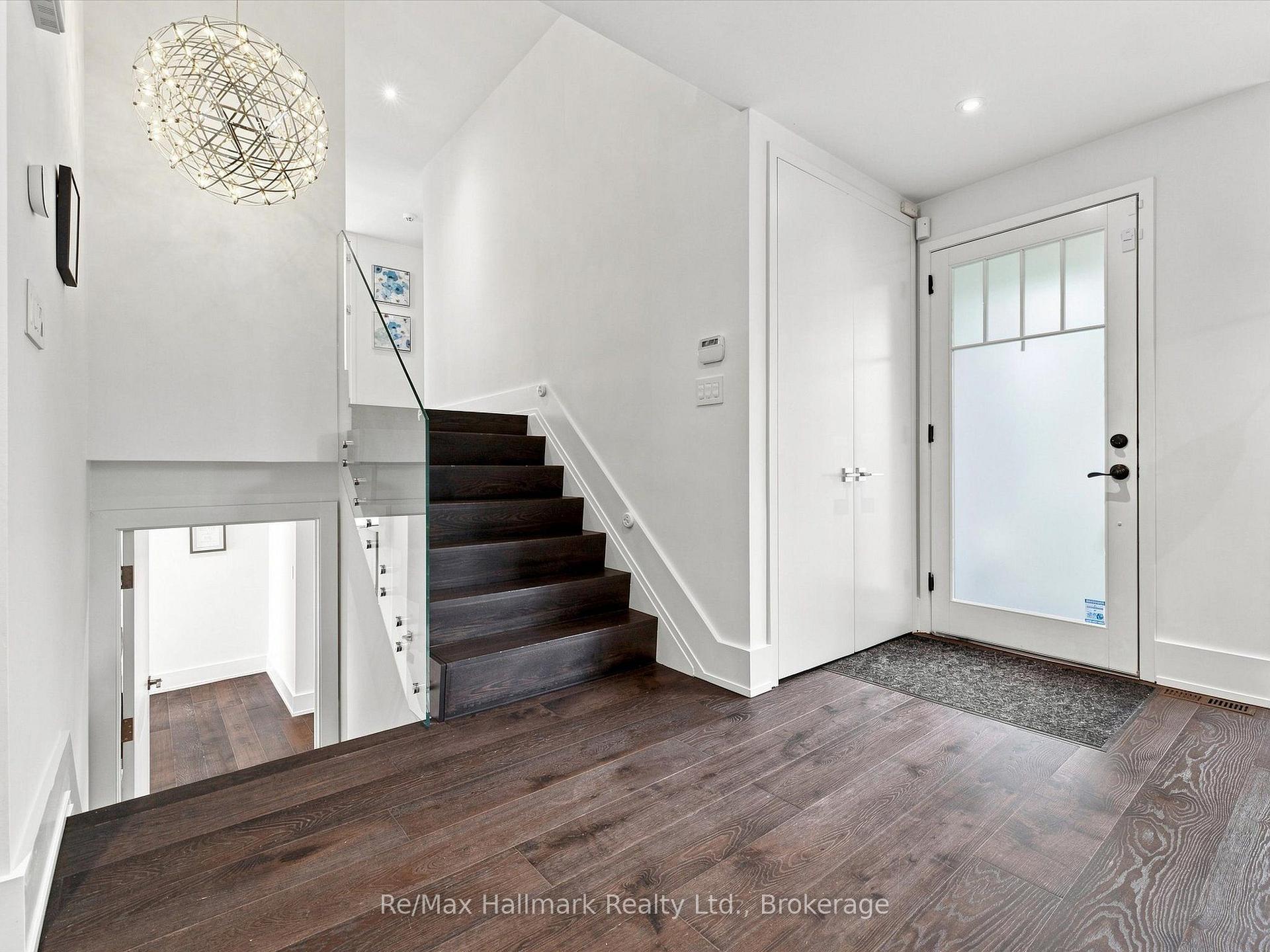 2076 GLENFOREST Crescent