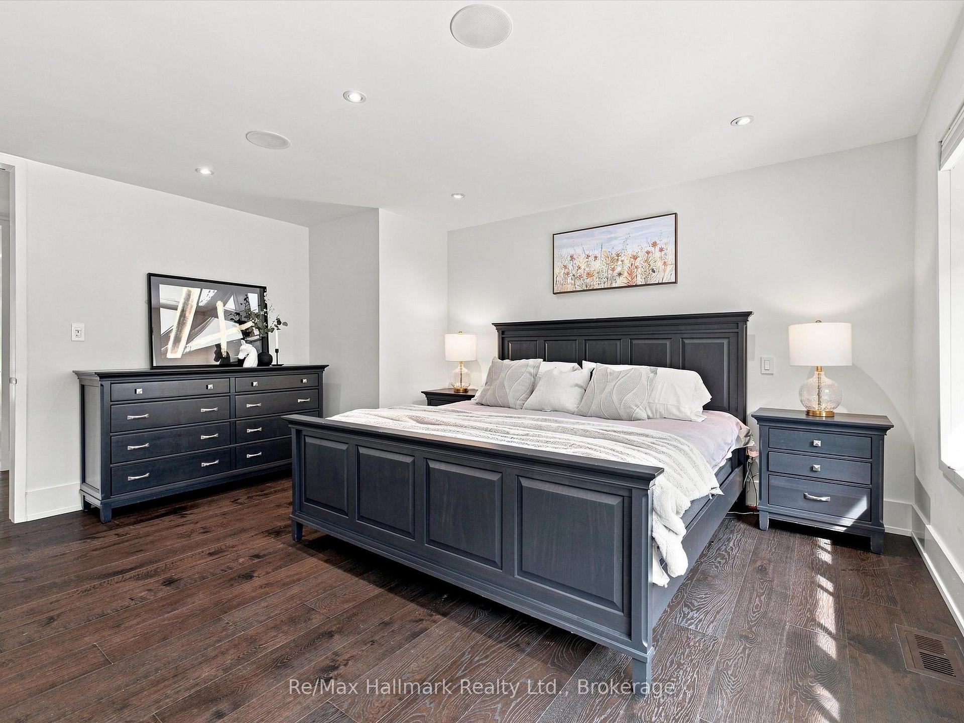2076 GLENFOREST Crescent