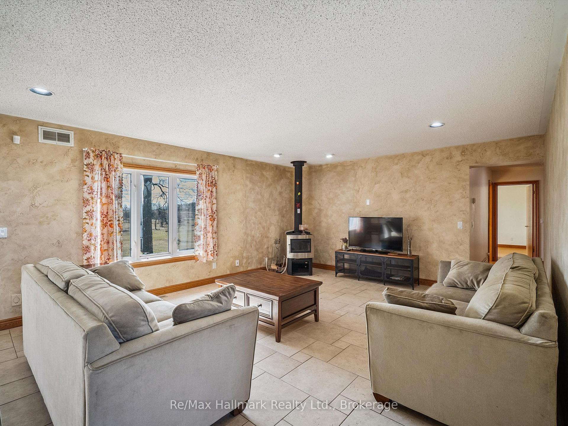 232 Eighth Road E
