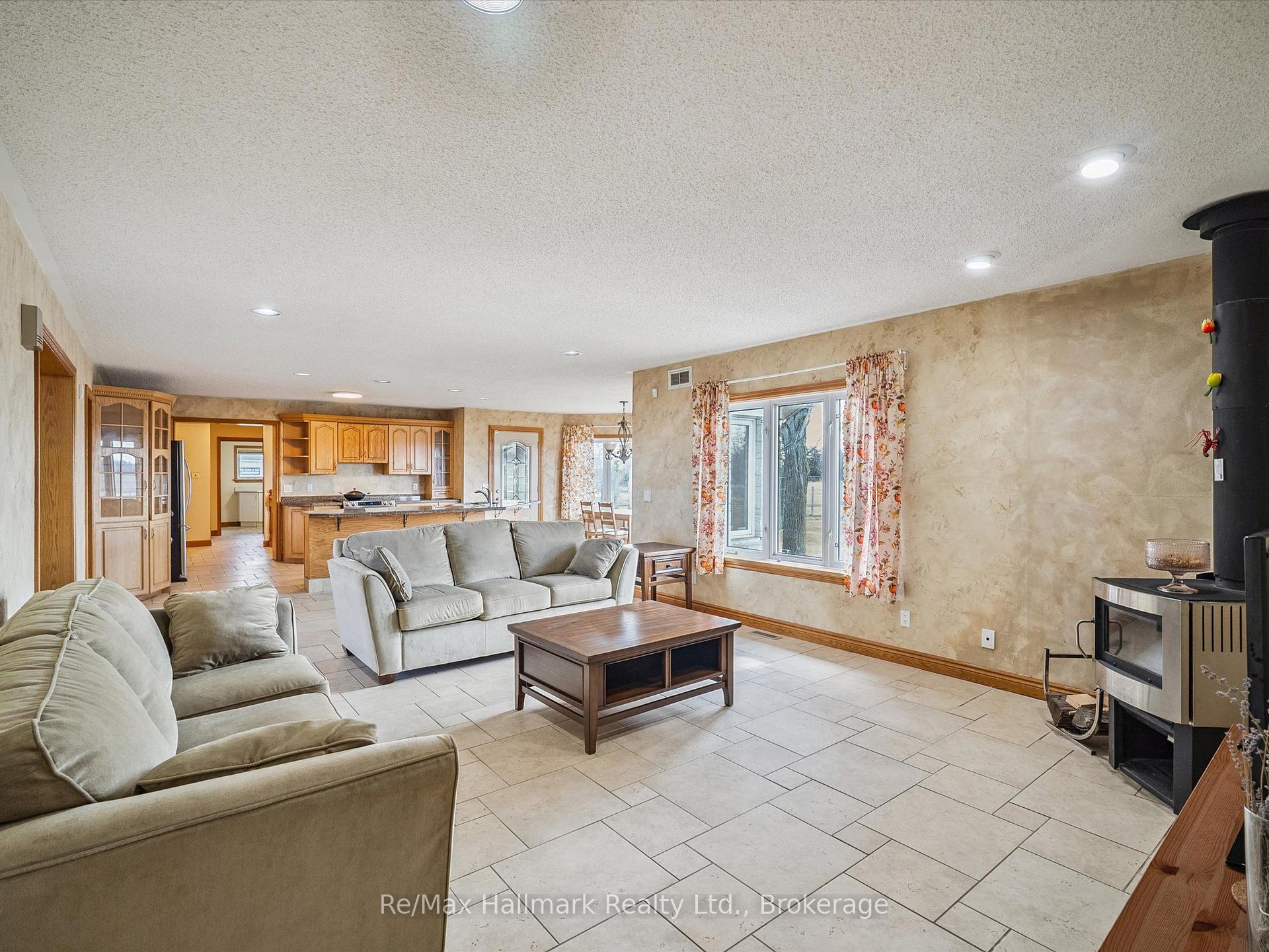 232 Eighth Road E
