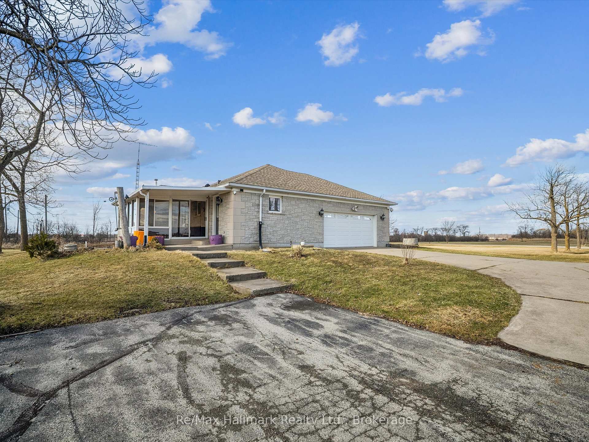 232 Eighth Road E