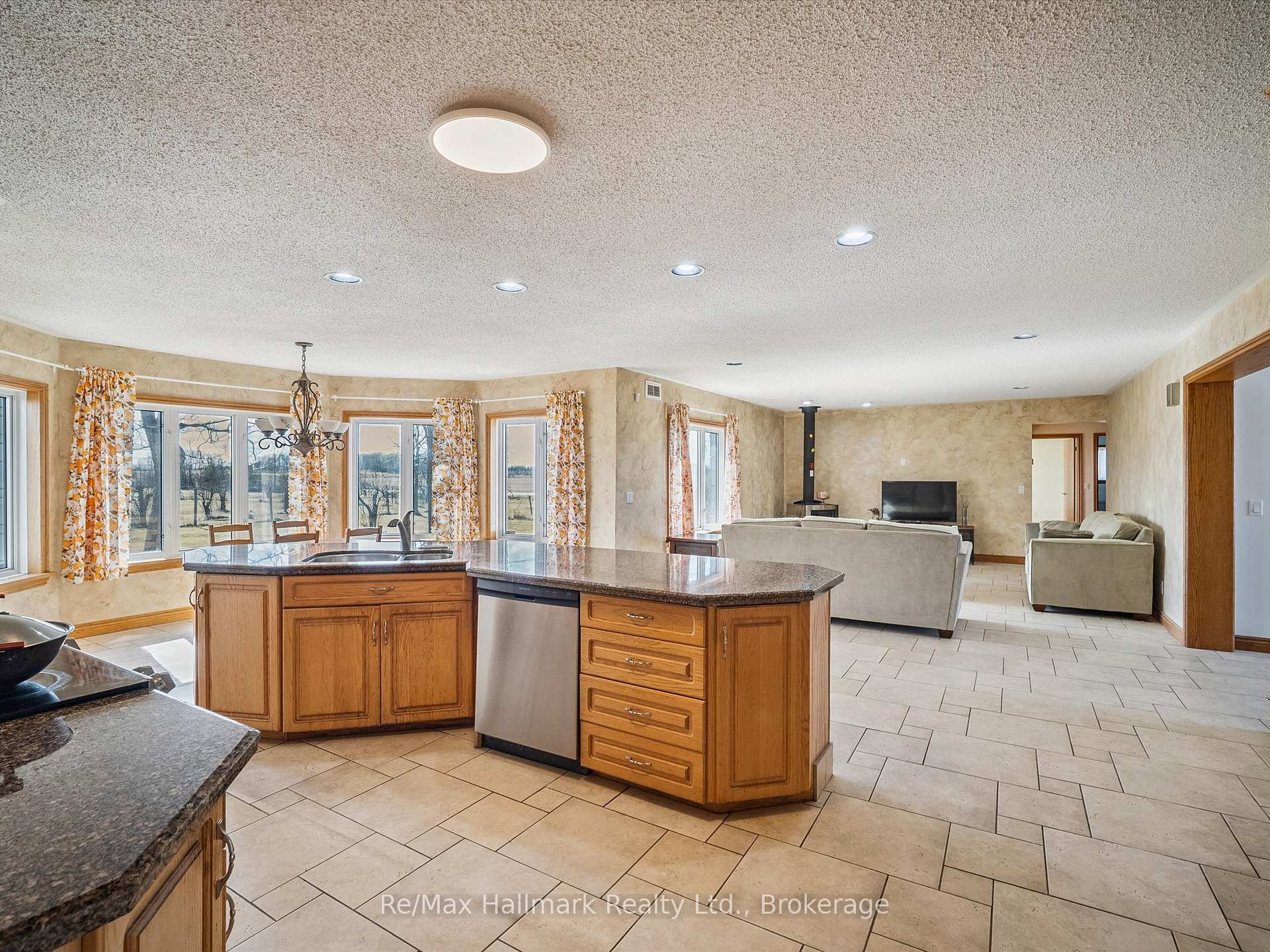 232 Eighth Road E
