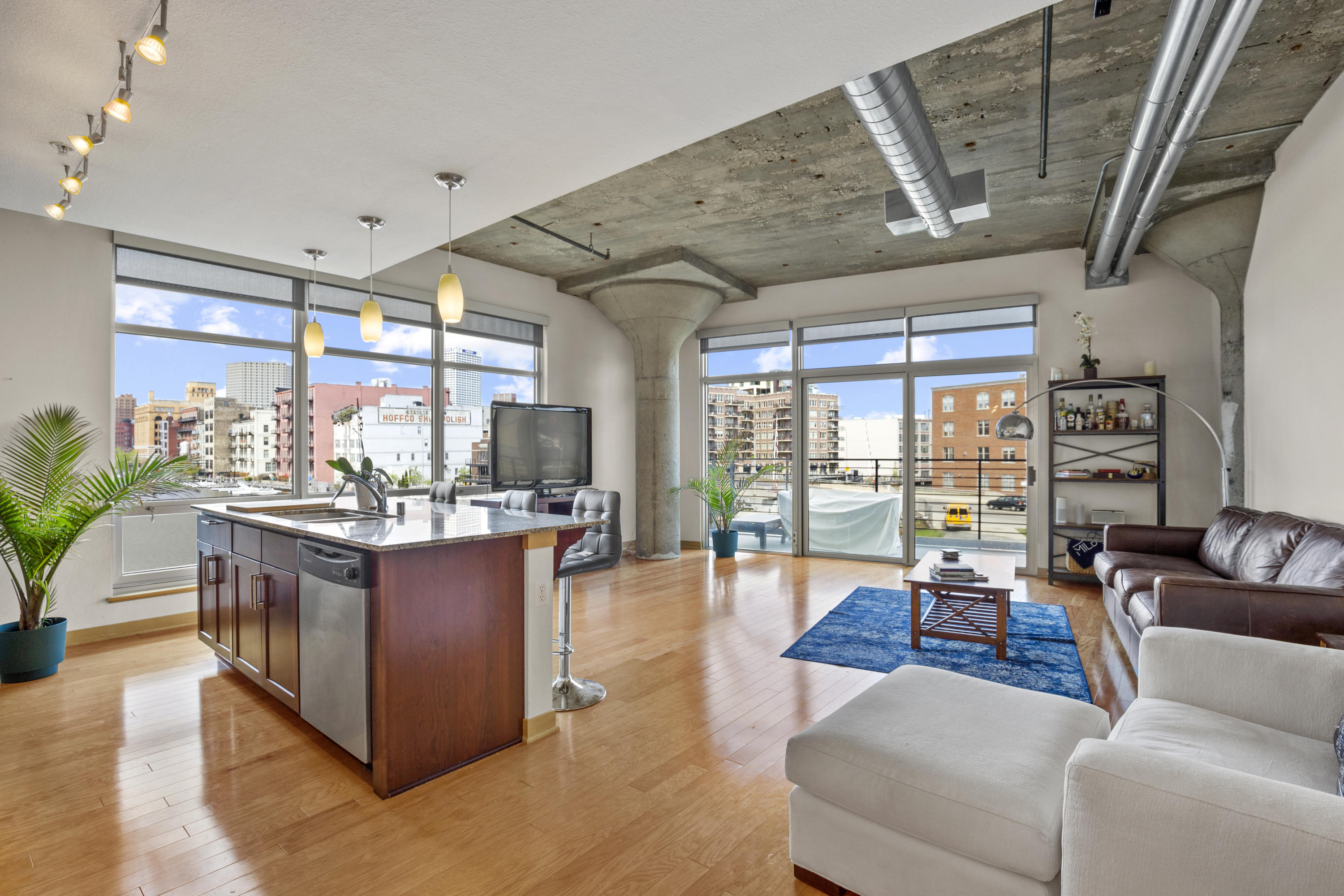 106 W Seeboth St 307
