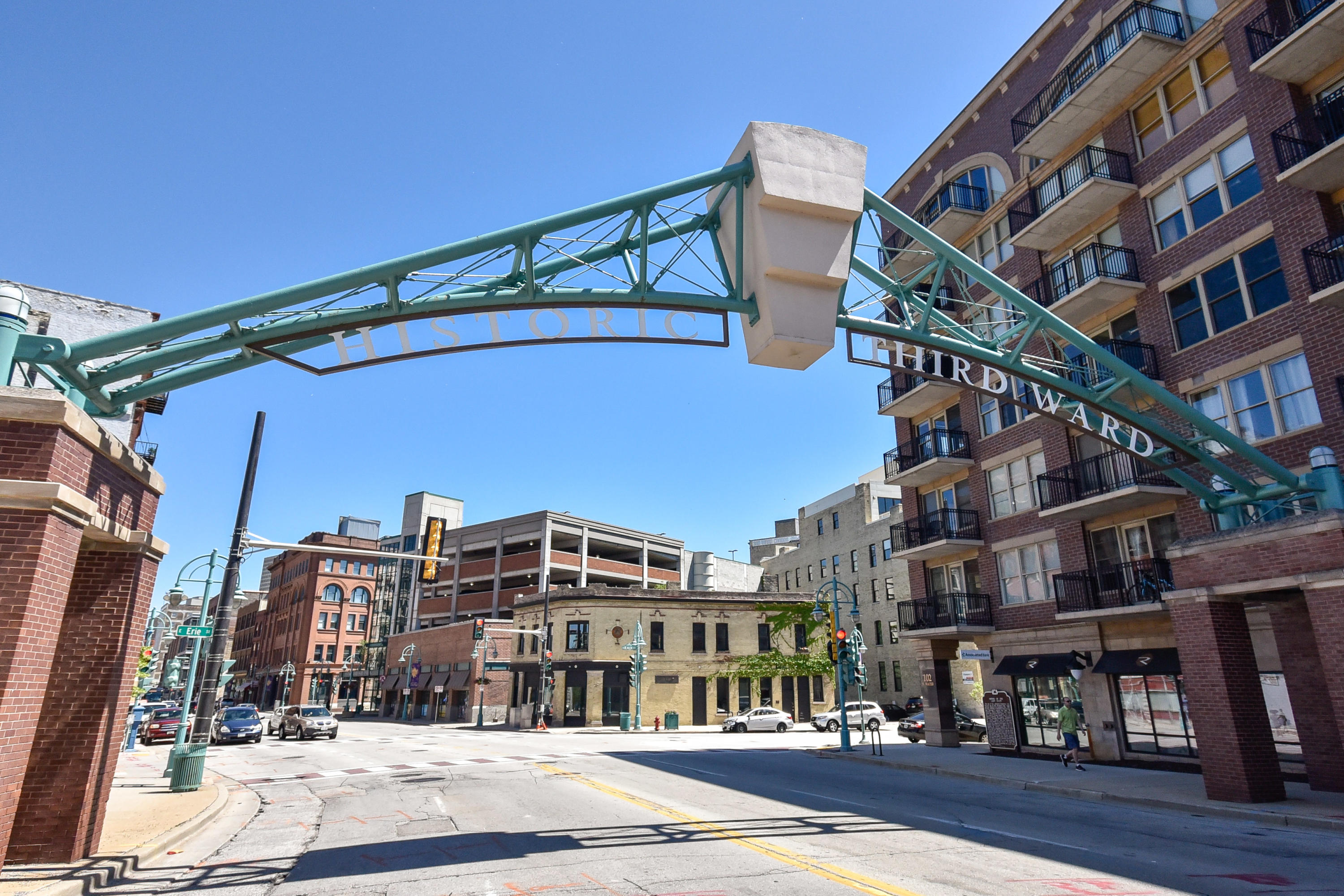 106 W Seeboth St 307