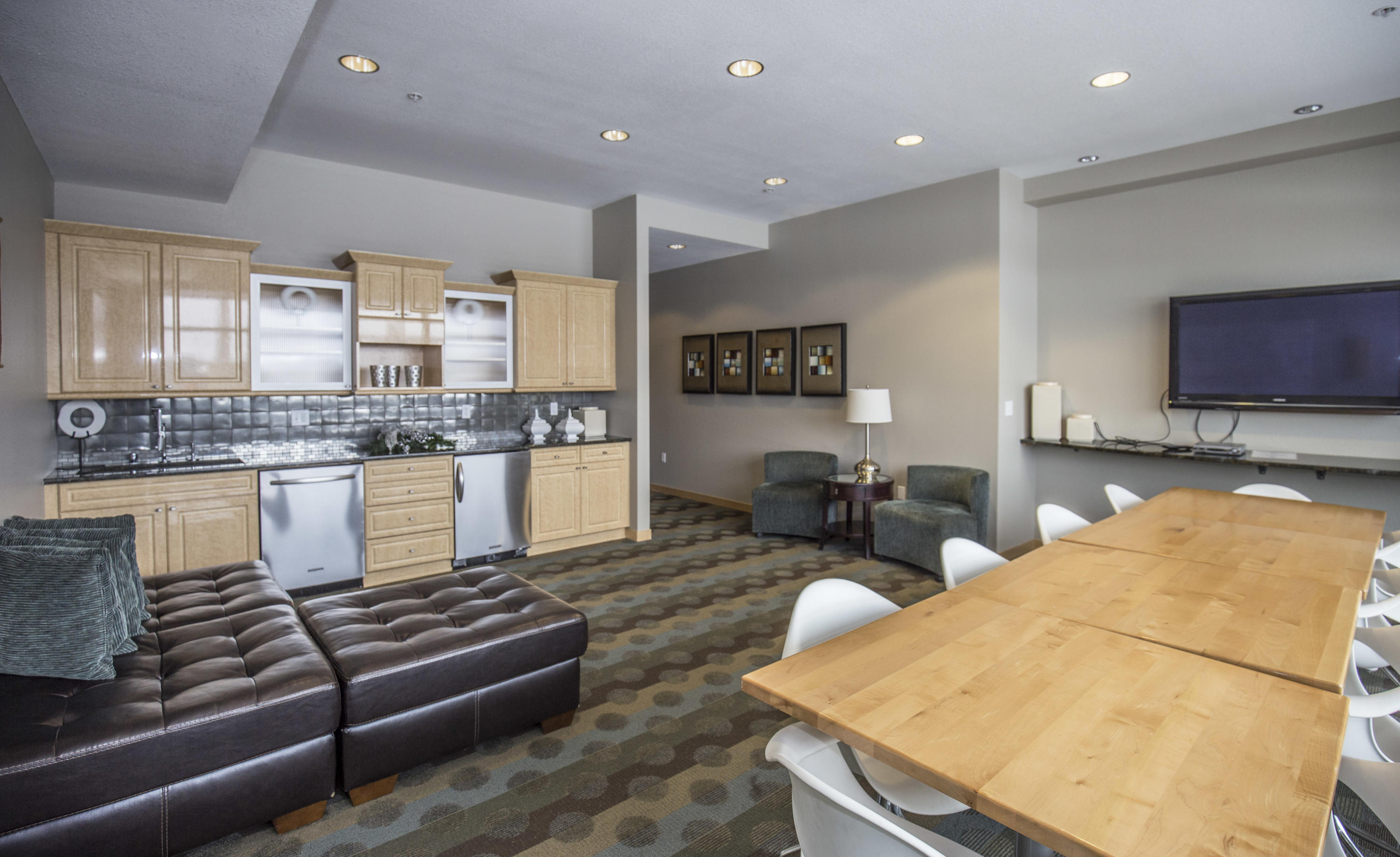 106 W Seeboth St 307