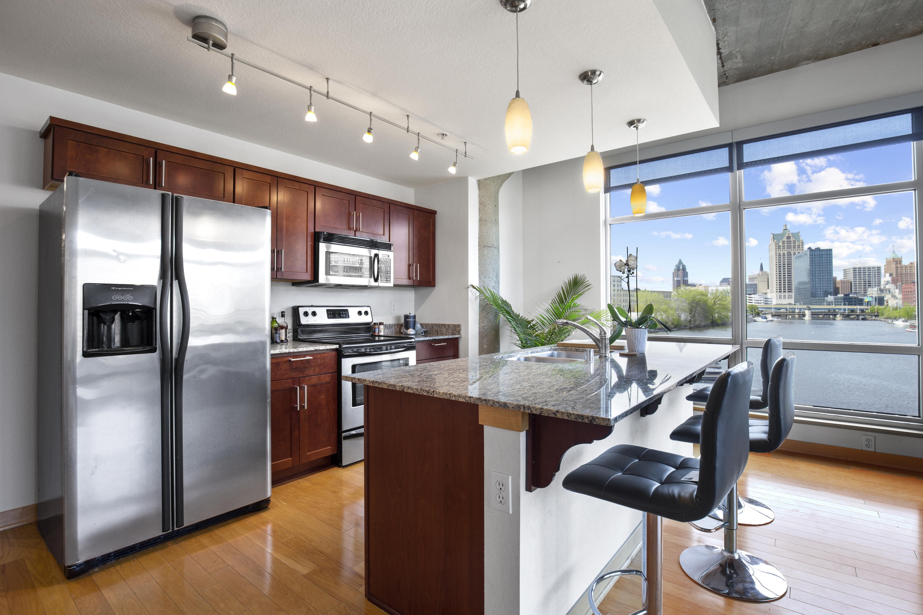 106 W Seeboth St 307