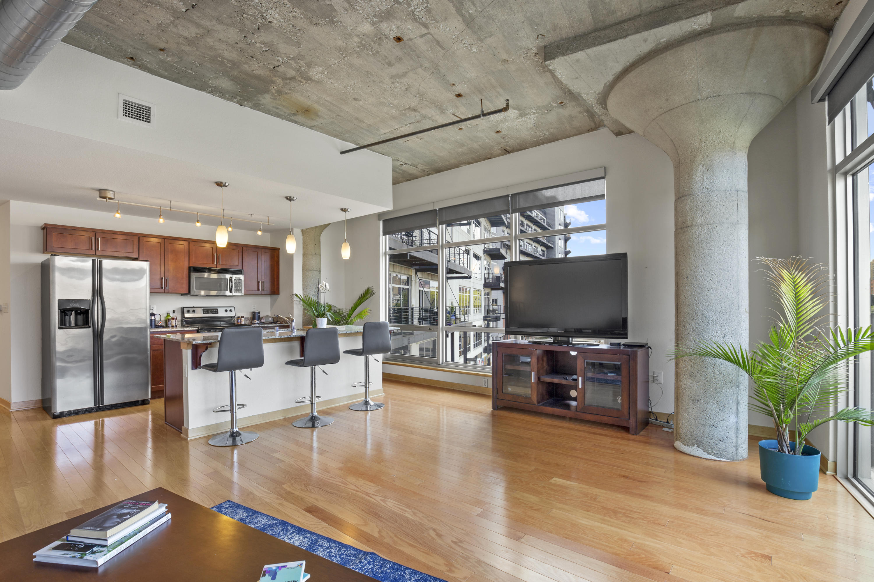 106 W Seeboth St 307