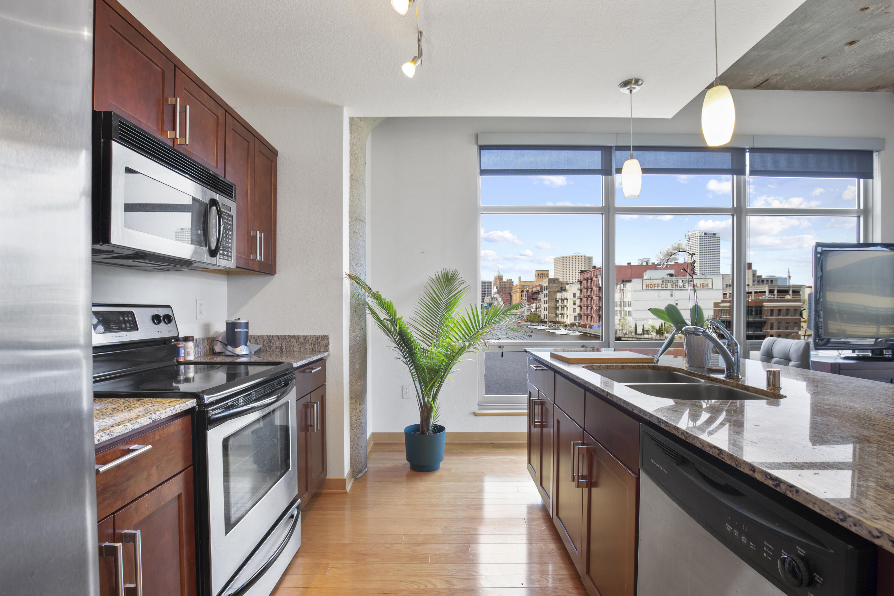 106 W Seeboth St 307