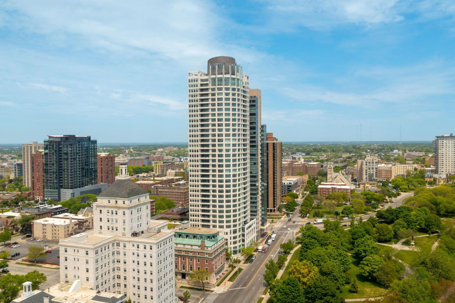 825 N Prospect Ave 2702