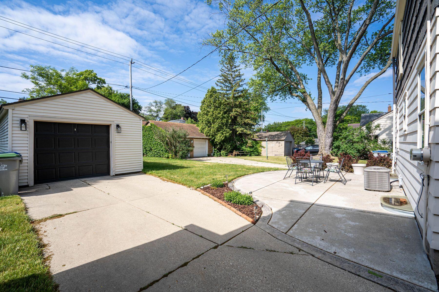 7829 W Lorraine Pl