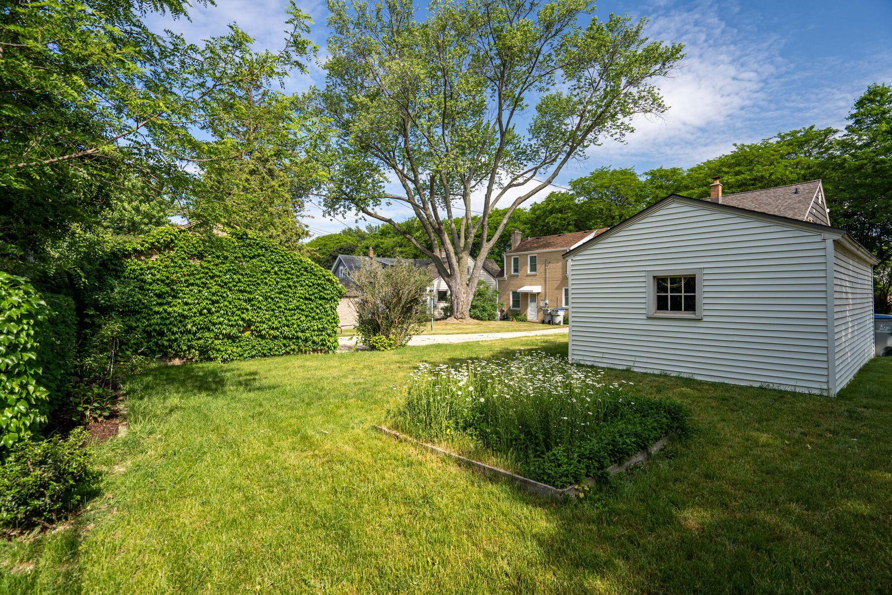 7829 W Lorraine Pl