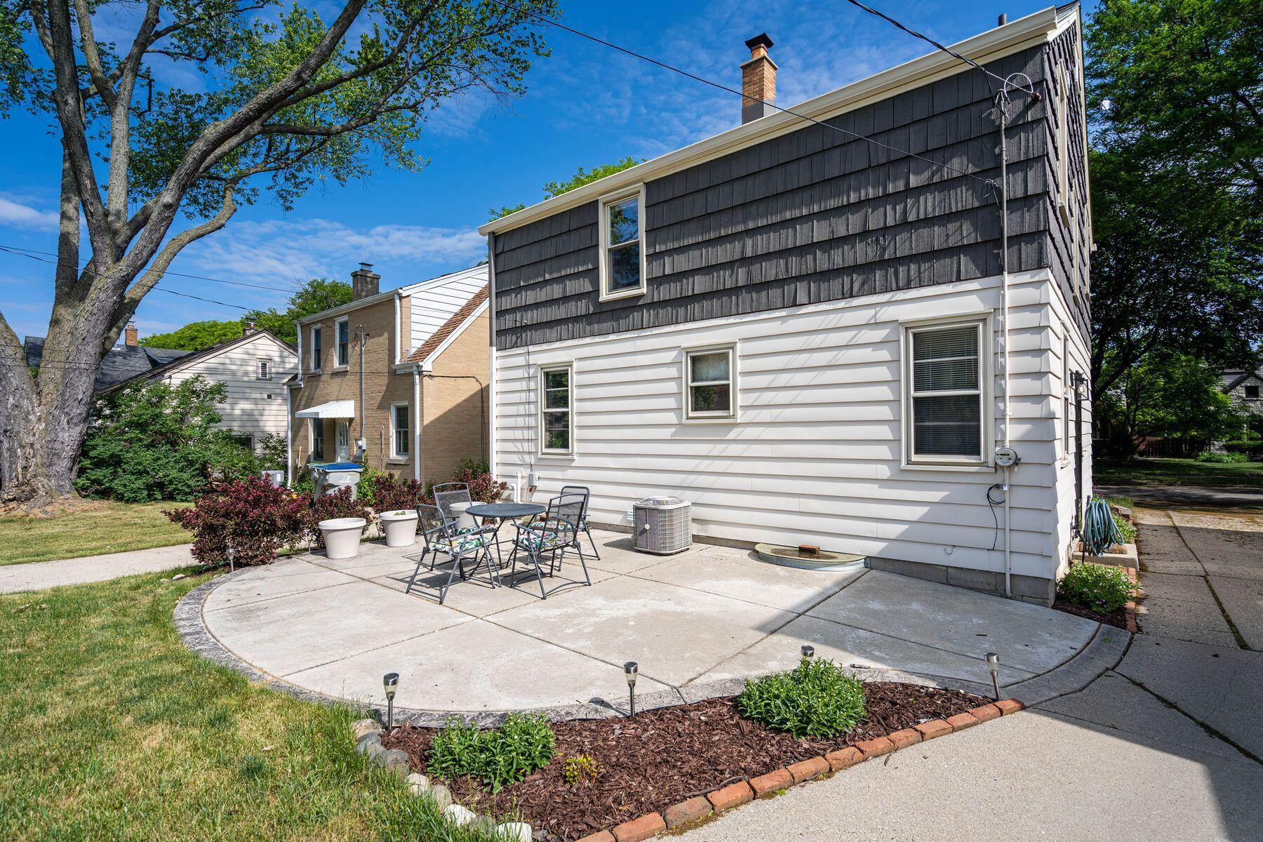 7829 W Lorraine Pl