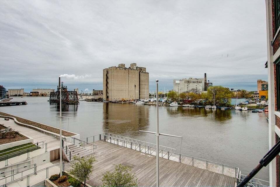 311 E Erie St 206