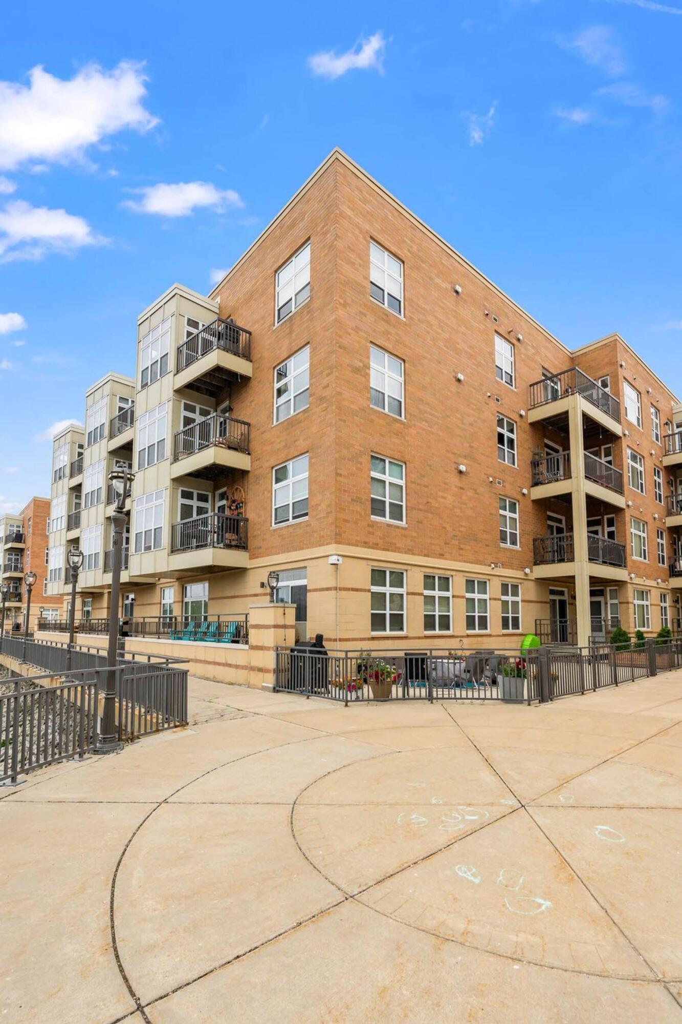 1925 N Water St 403