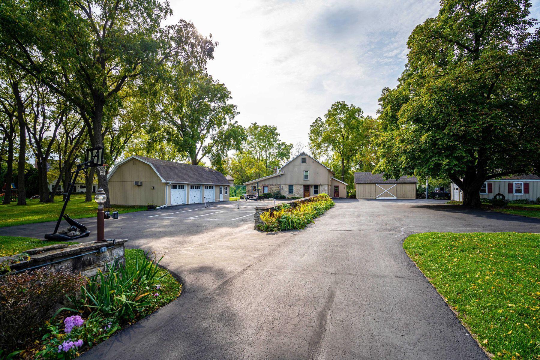 2805 N Barker Rd
