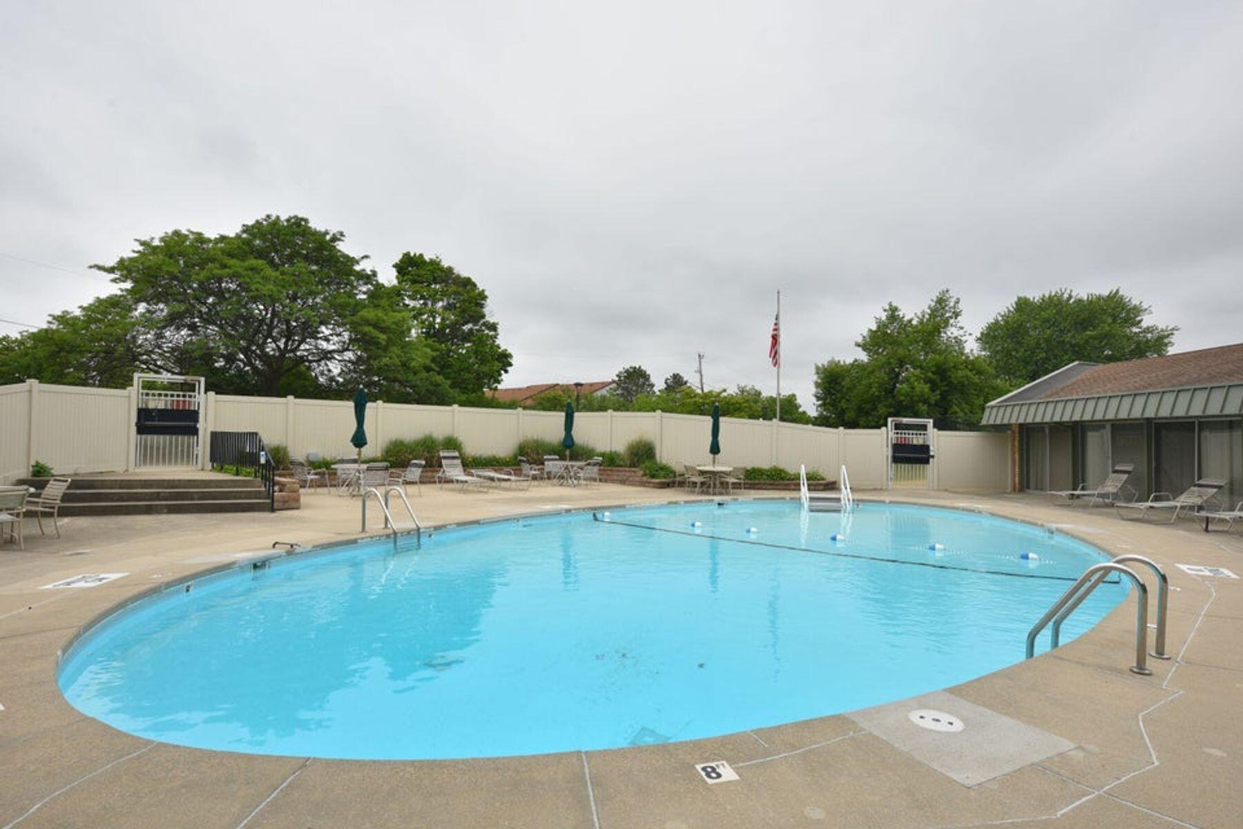 4253 W Rivers Edge Cir 10