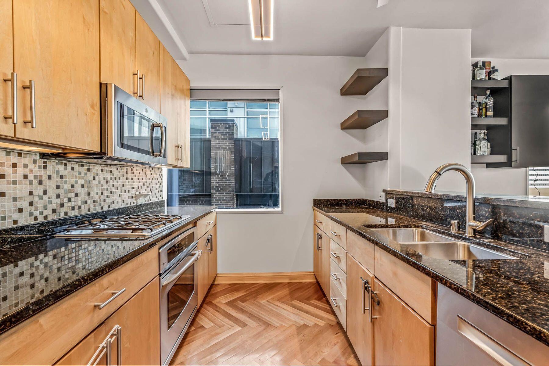 545 E Wells St 902