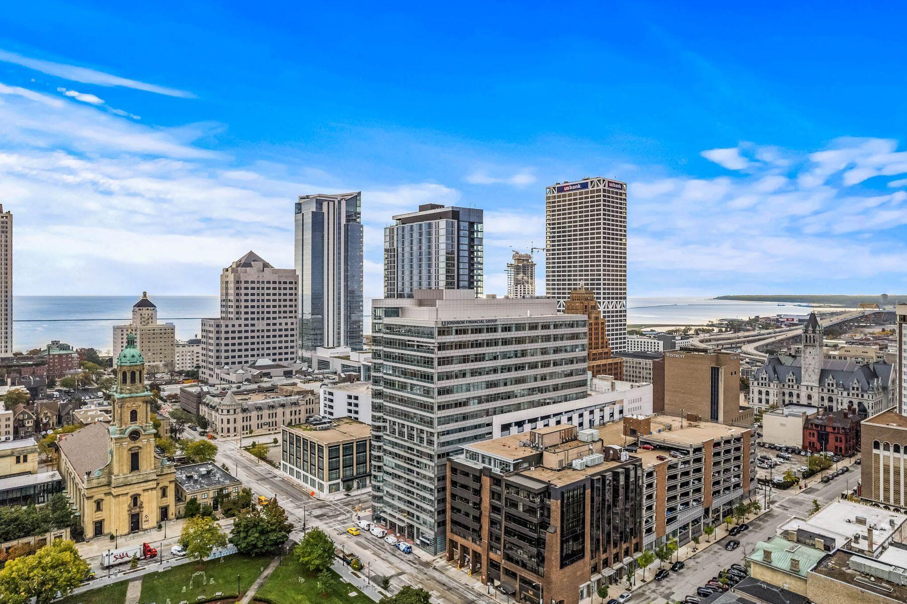 545 E Wells St 902