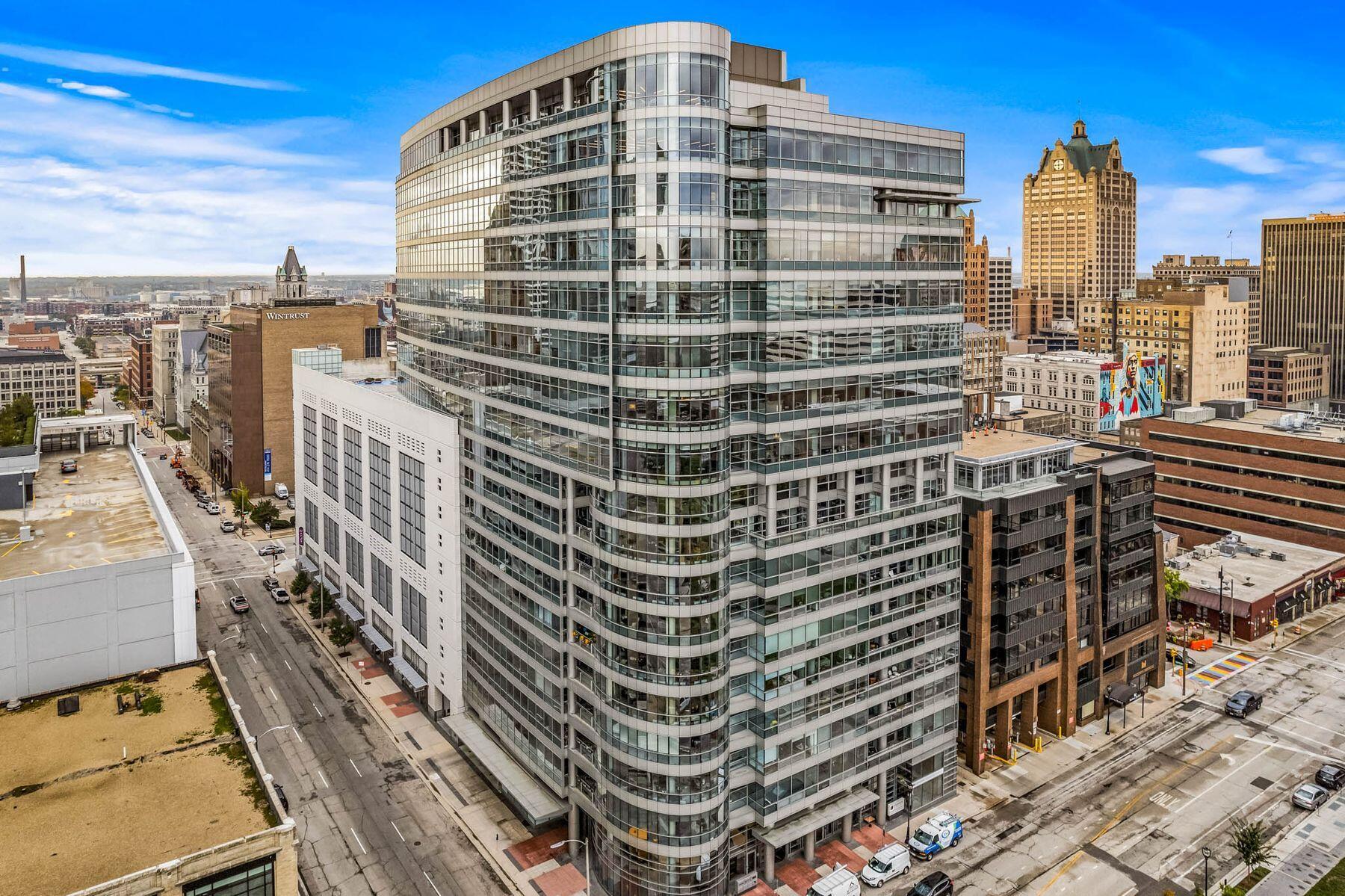 545 E Wells St 902