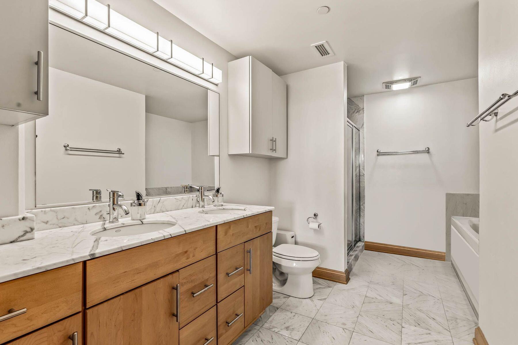 545 E Wells St 902