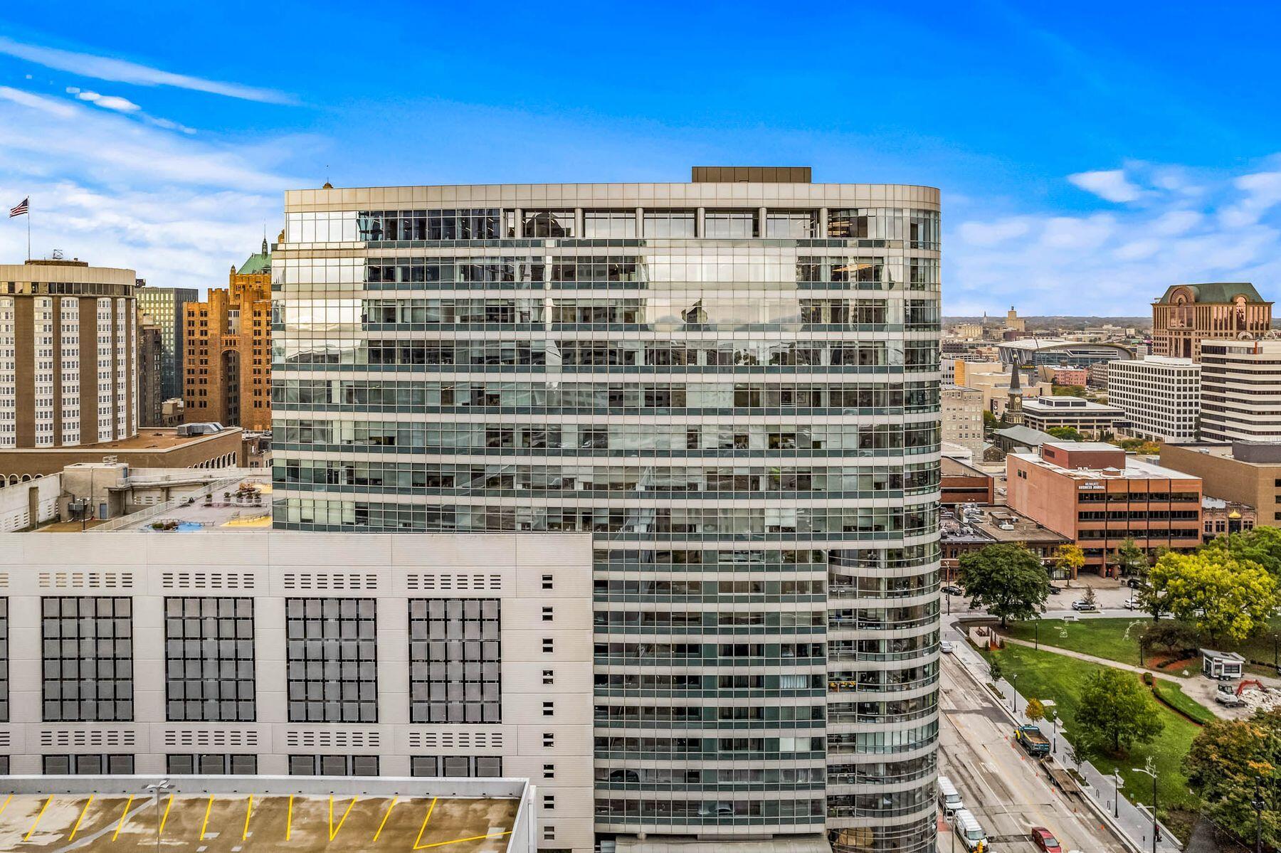 545 E Wells St 902