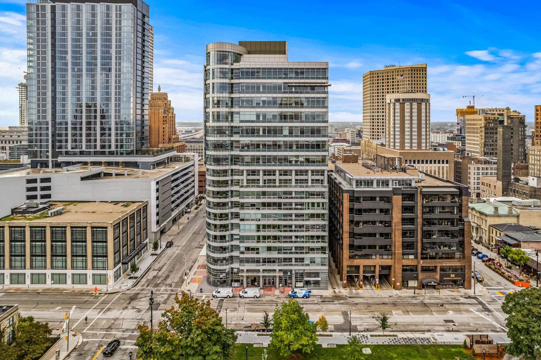 545 E Wells St 902