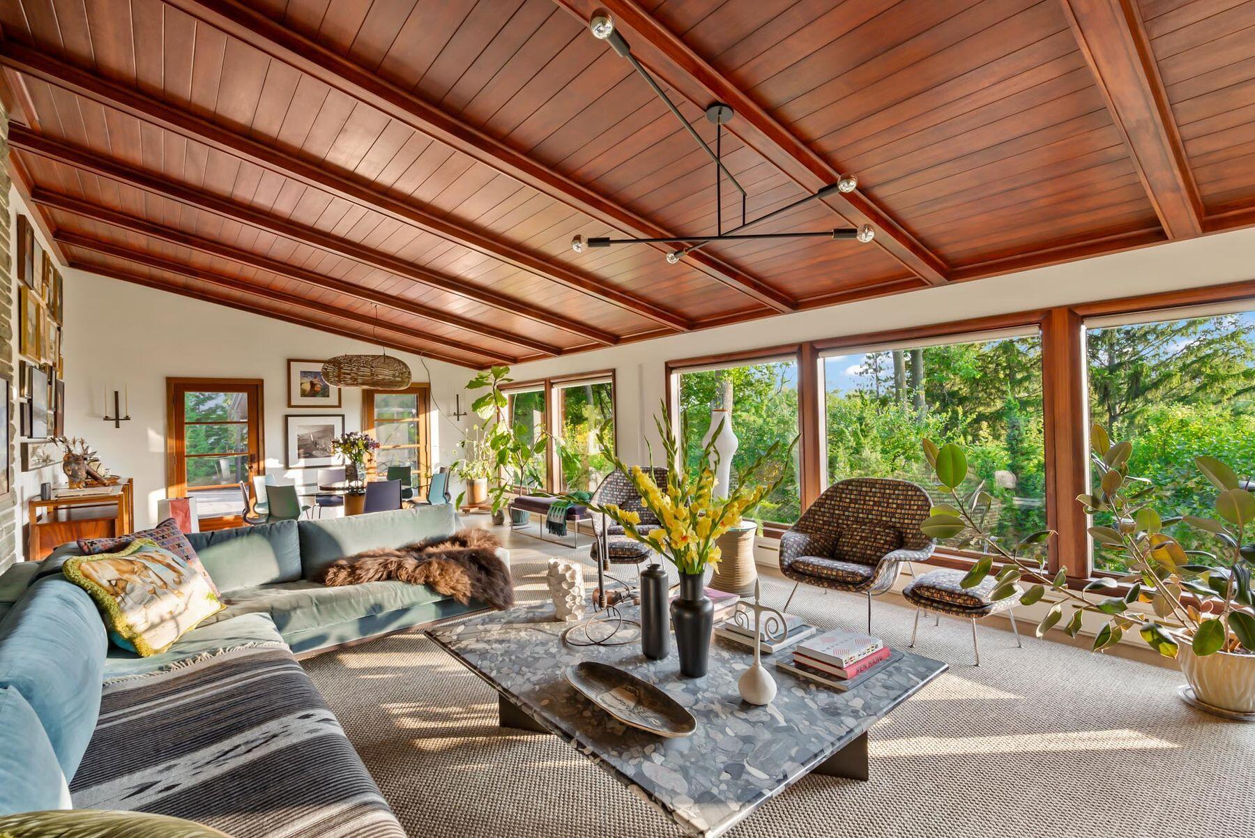 686 Riverview Dr