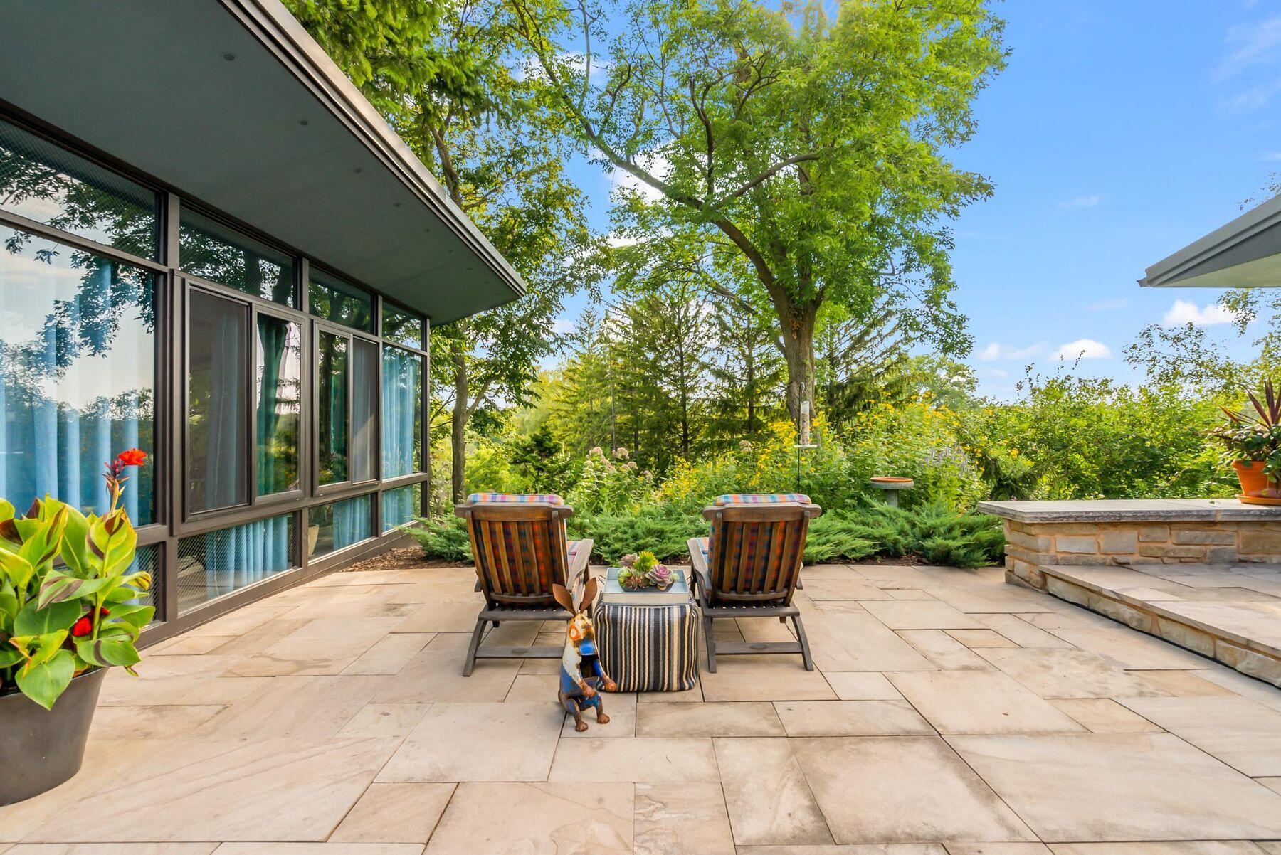 686 Riverview Dr