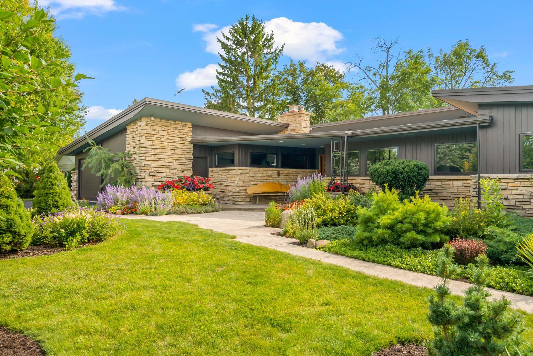 686 Riverview Dr