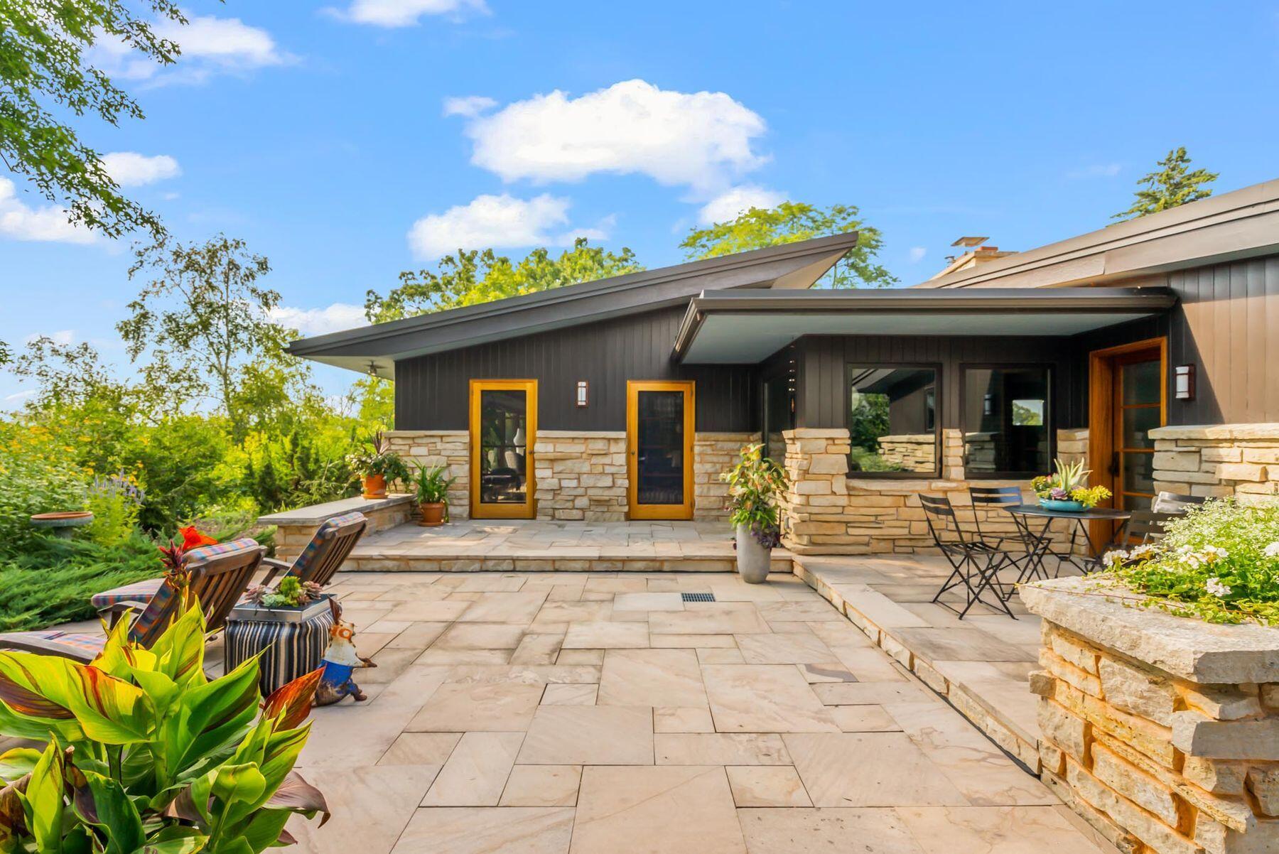 686 Riverview Dr