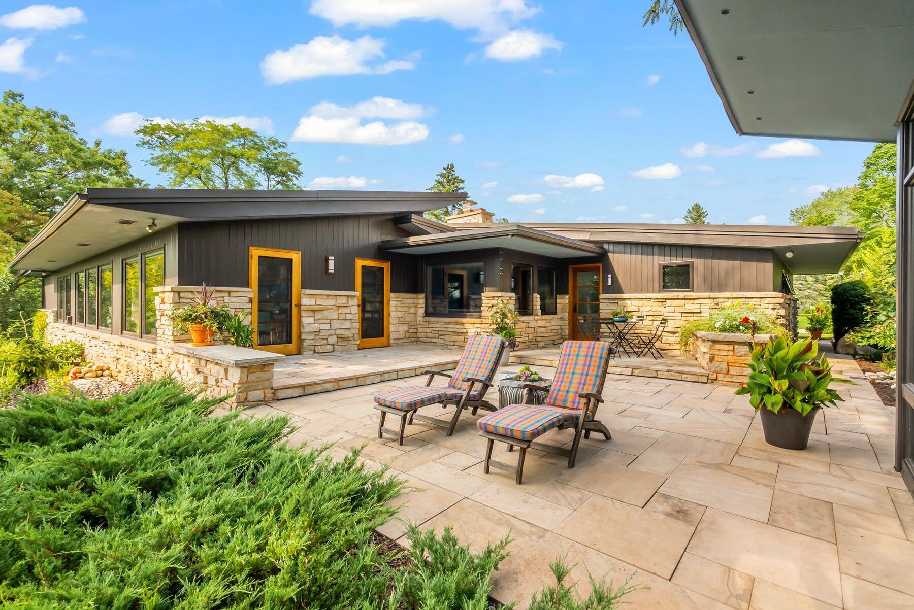 686 Riverview Dr