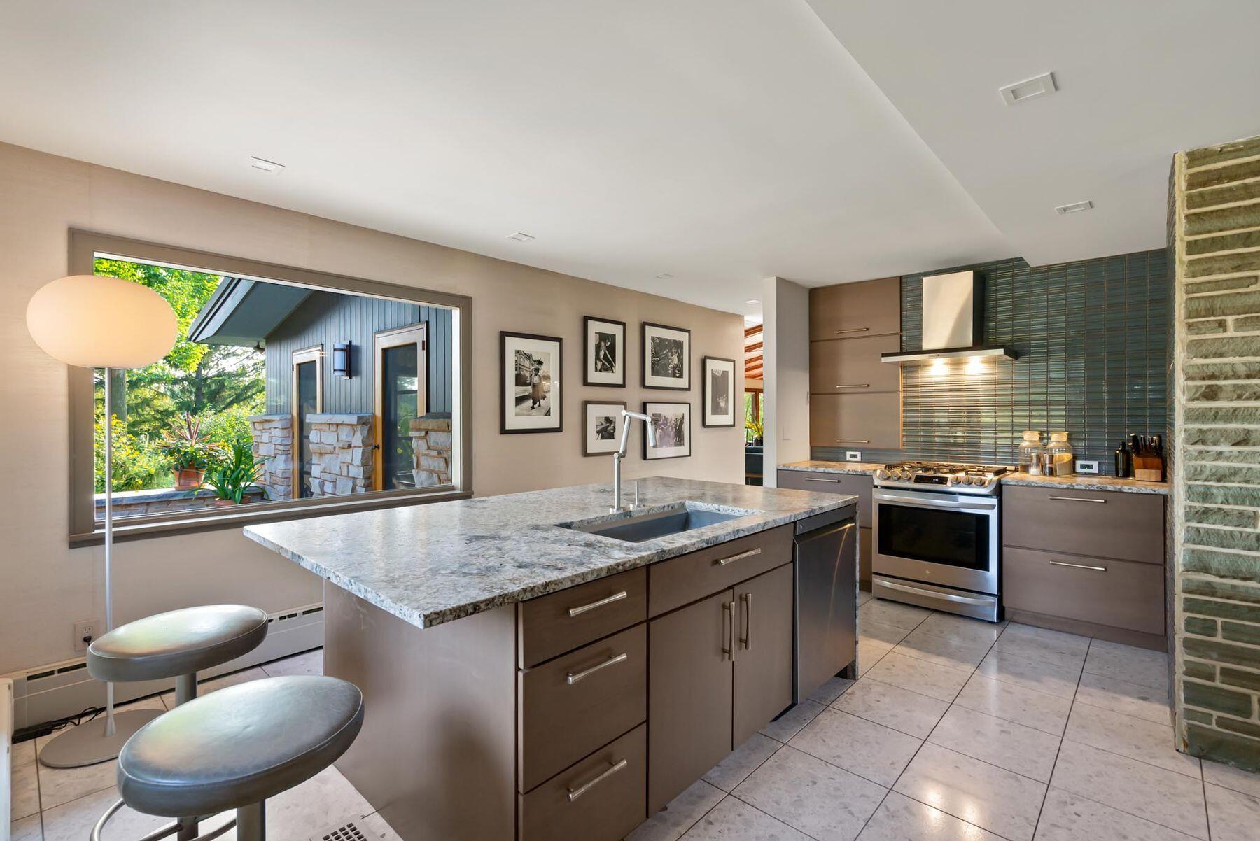 686 Riverview Dr