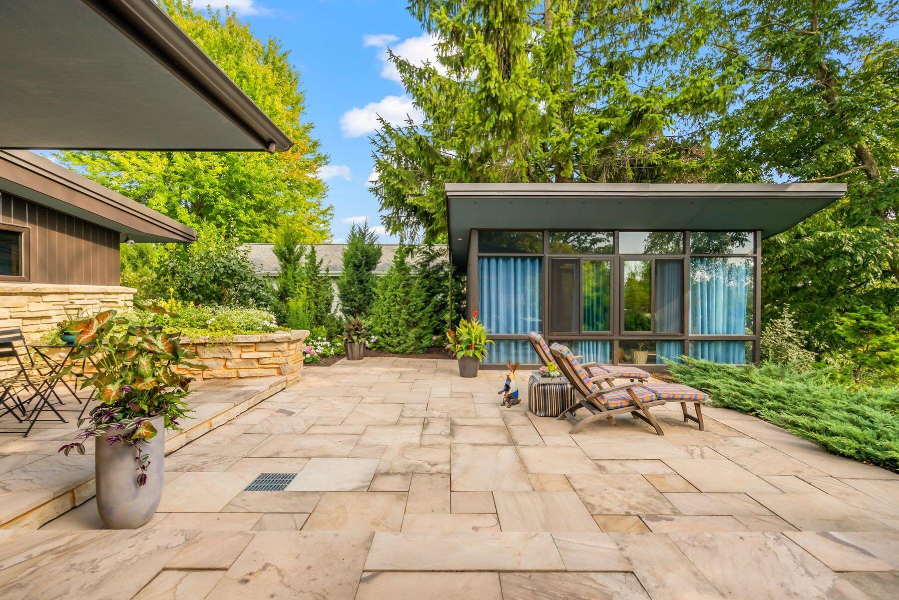 686 Riverview Dr