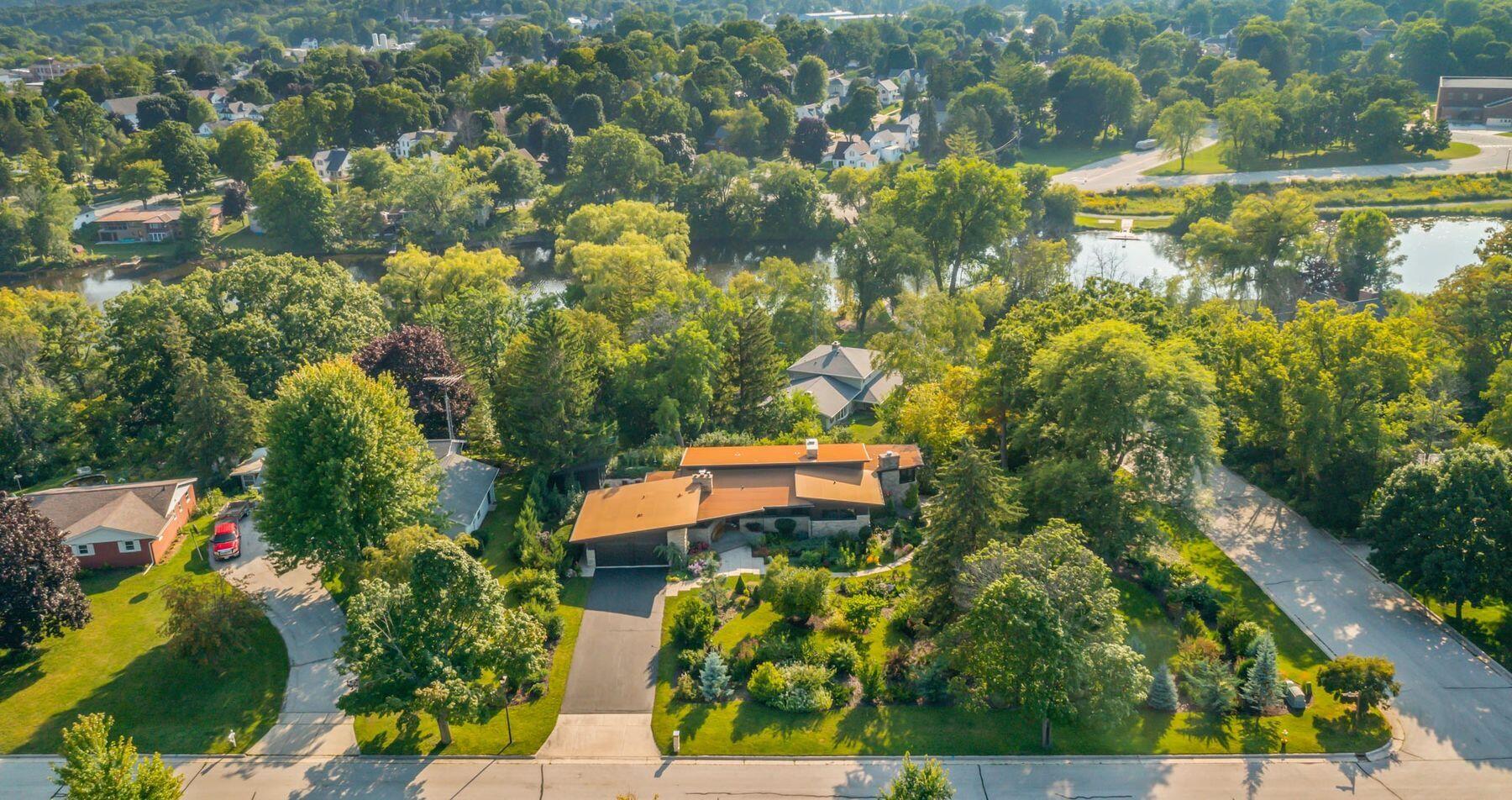 686 Riverview Dr