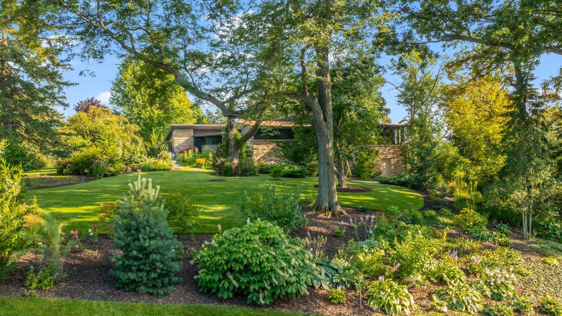 686 Riverview Dr