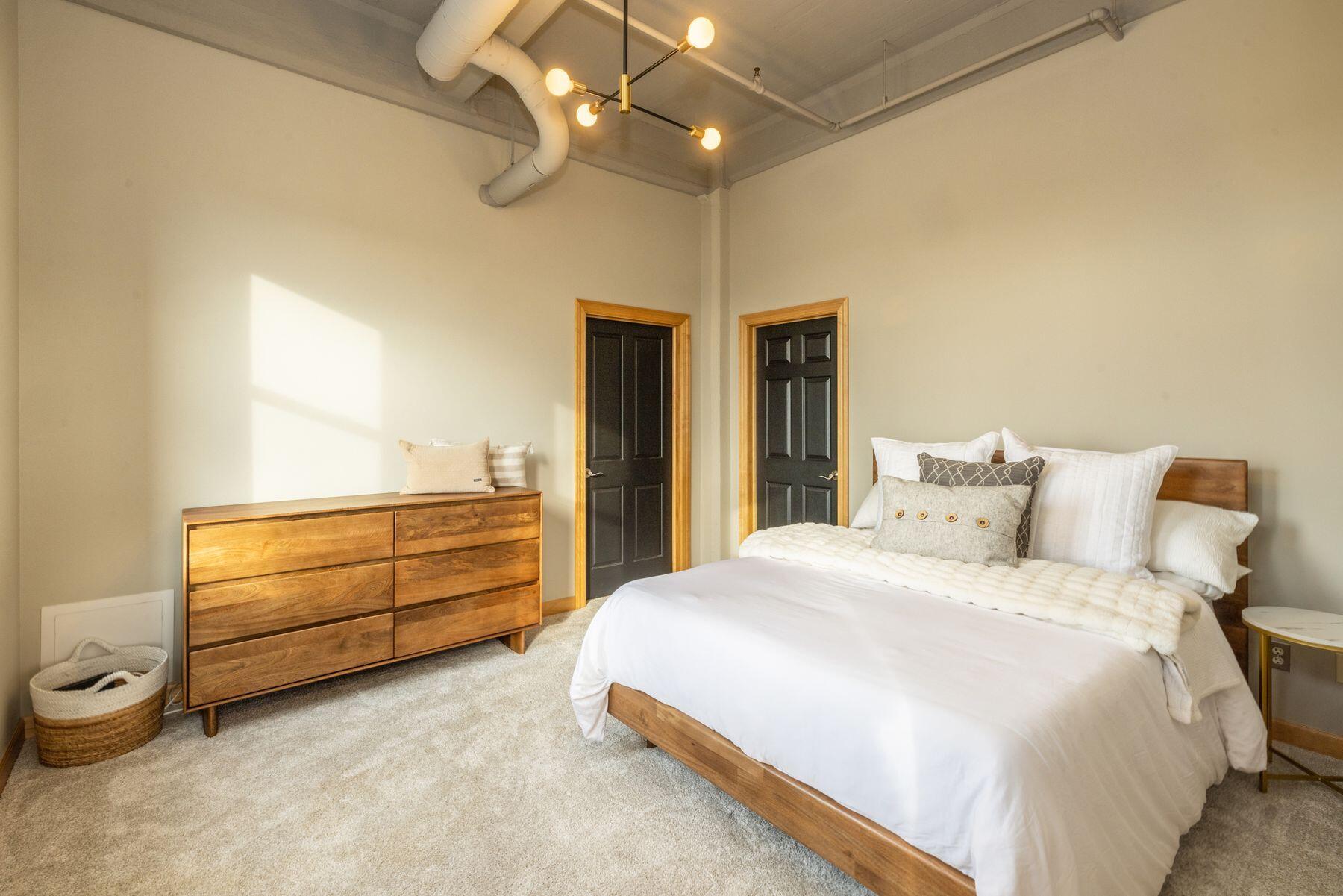 400 N Broadway - 903