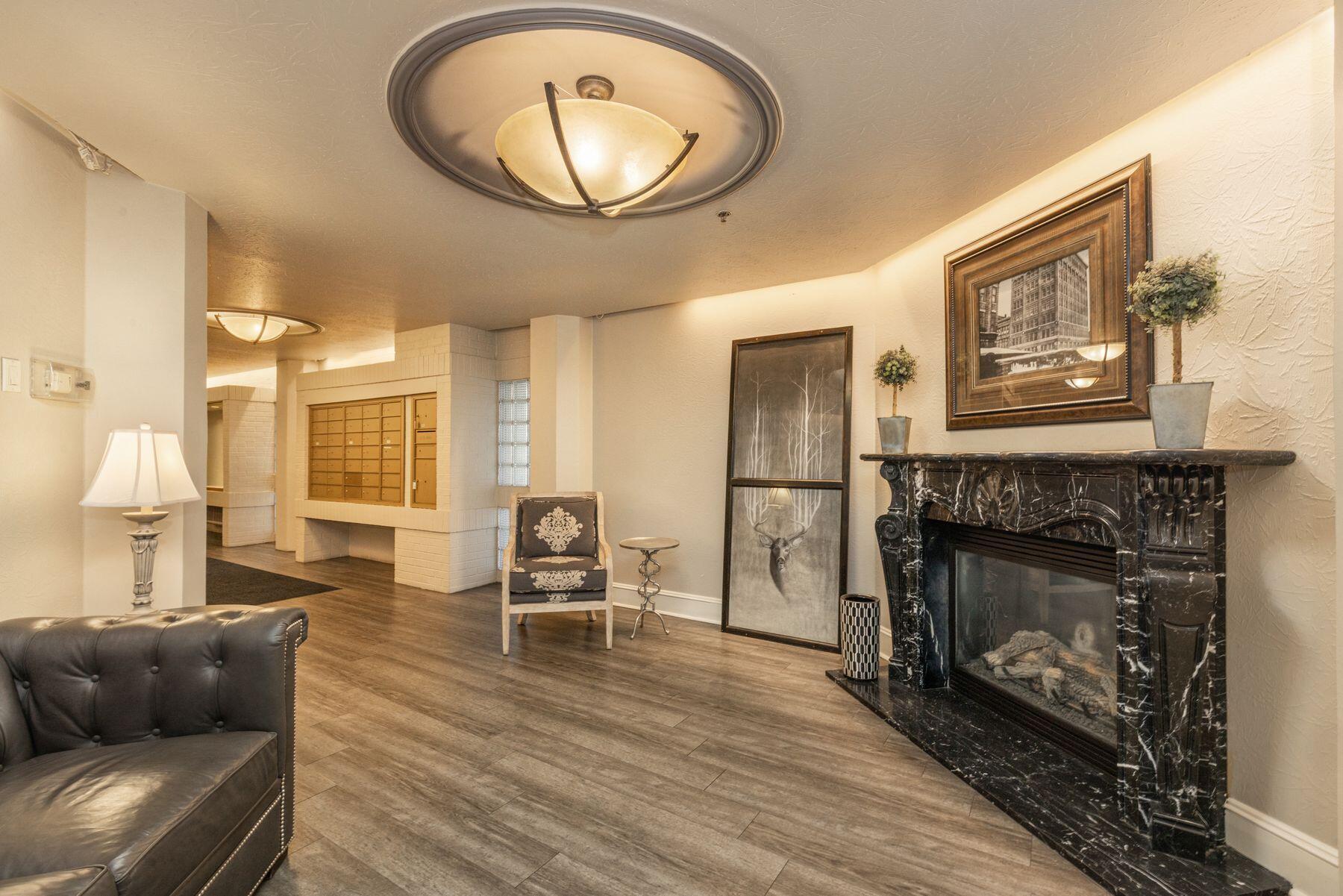 400 N Broadway - 903