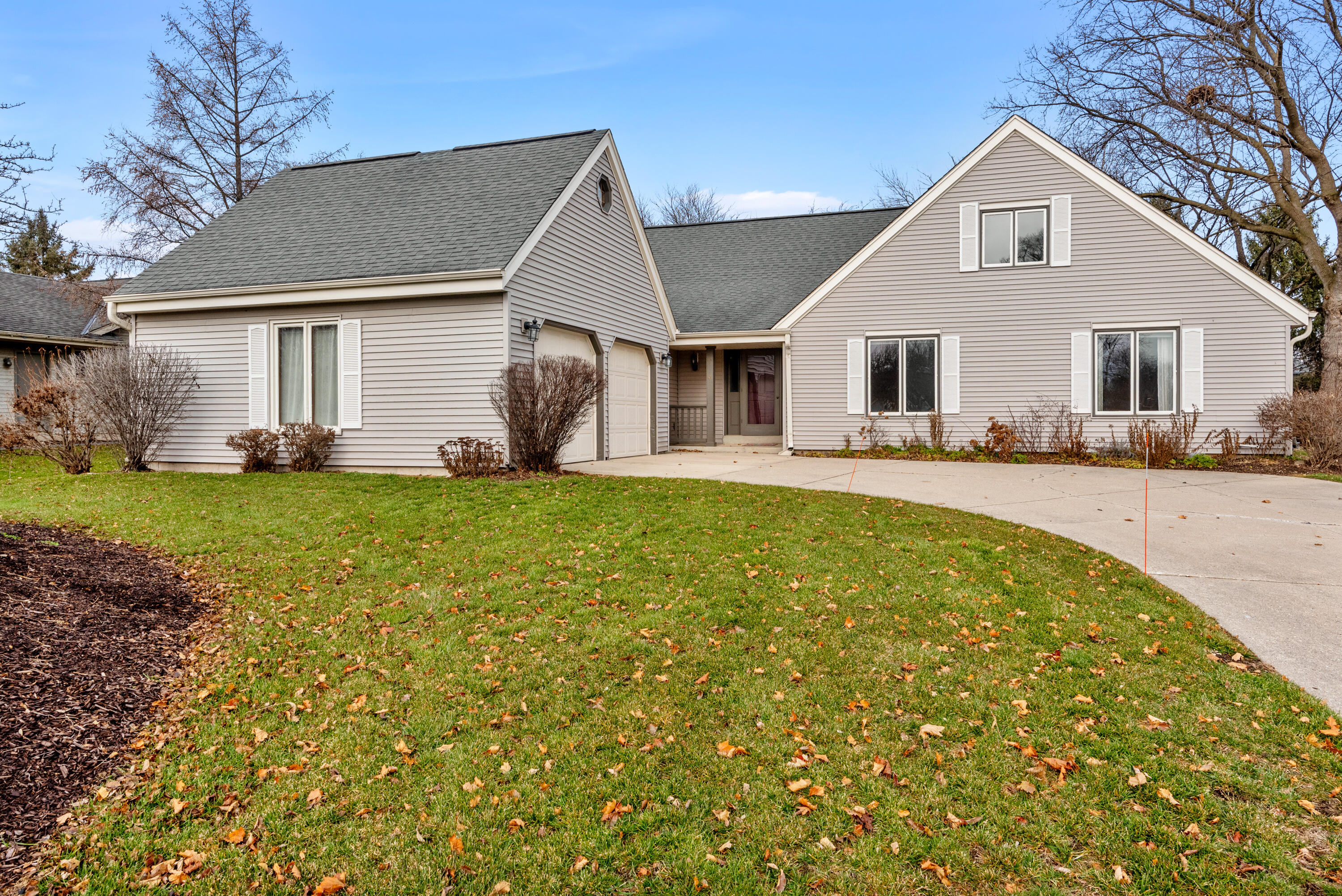 N24W22510 Meadowood Ln