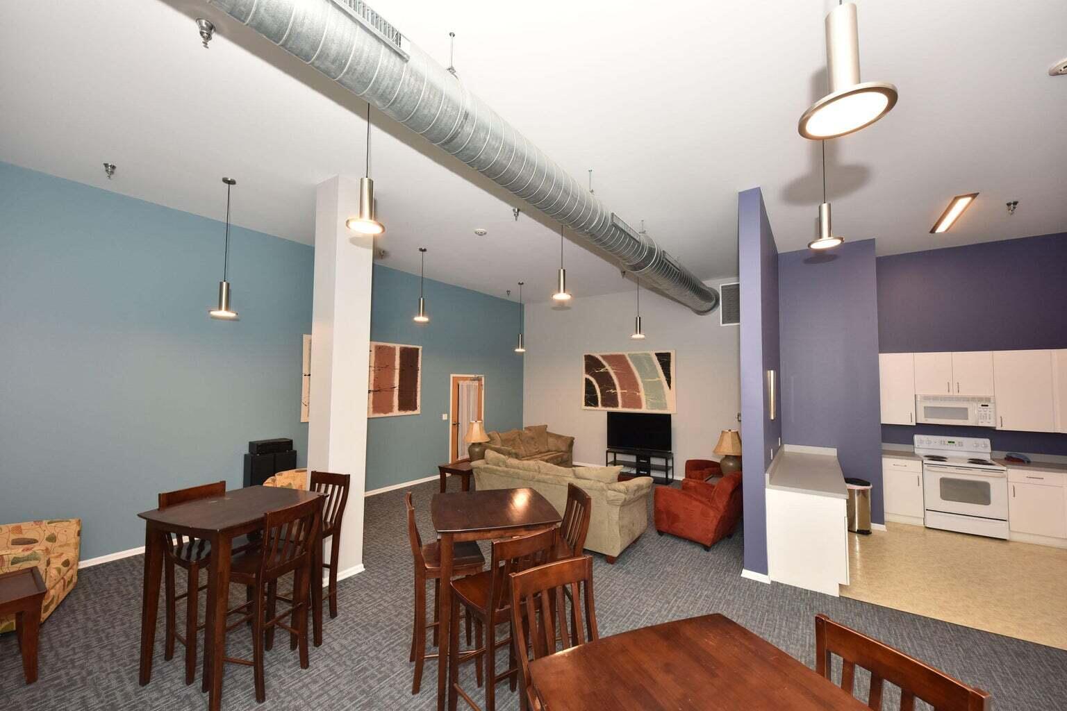 1924 N Hubbard St 202