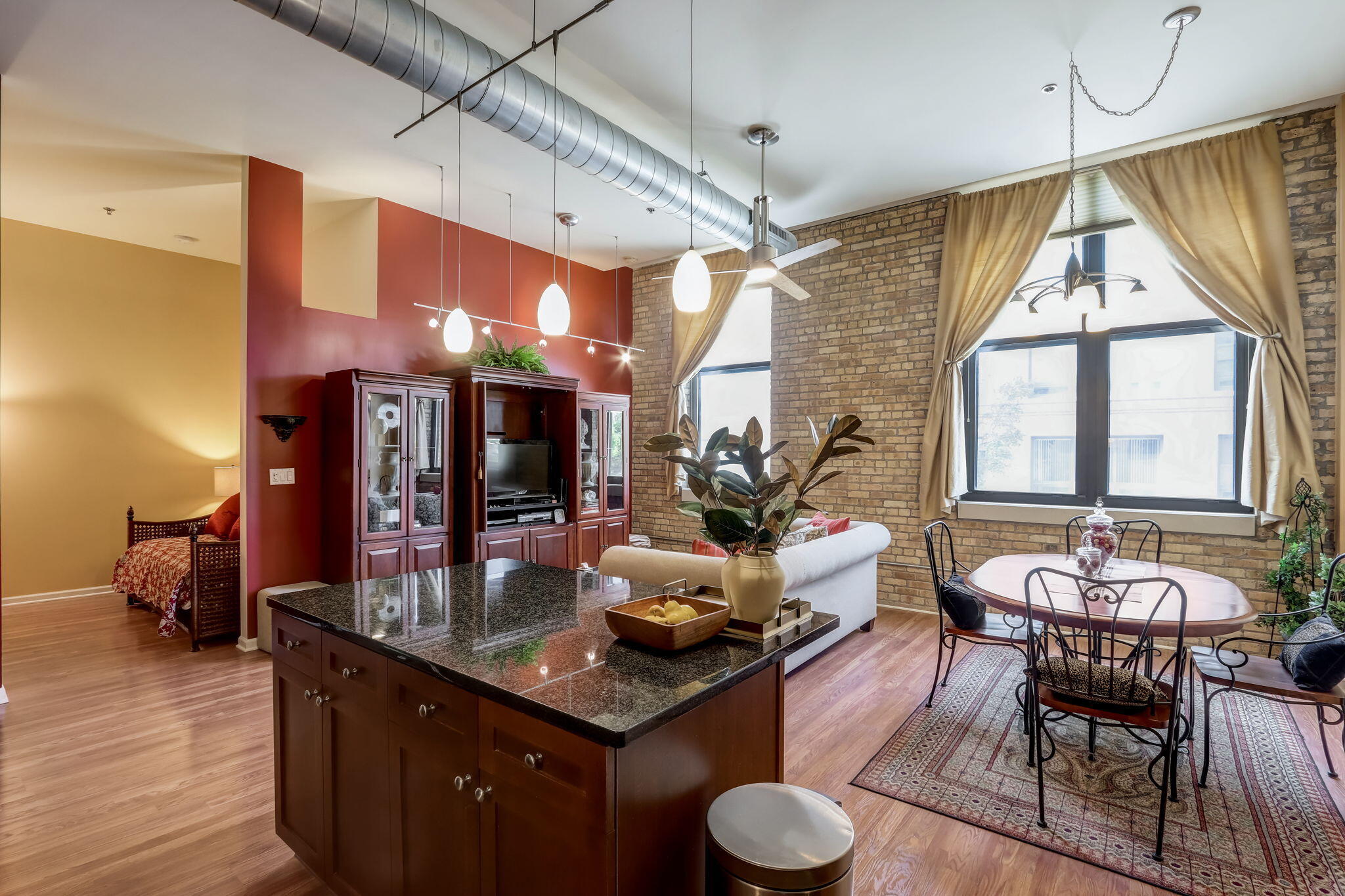 1924 N Hubbard St 202