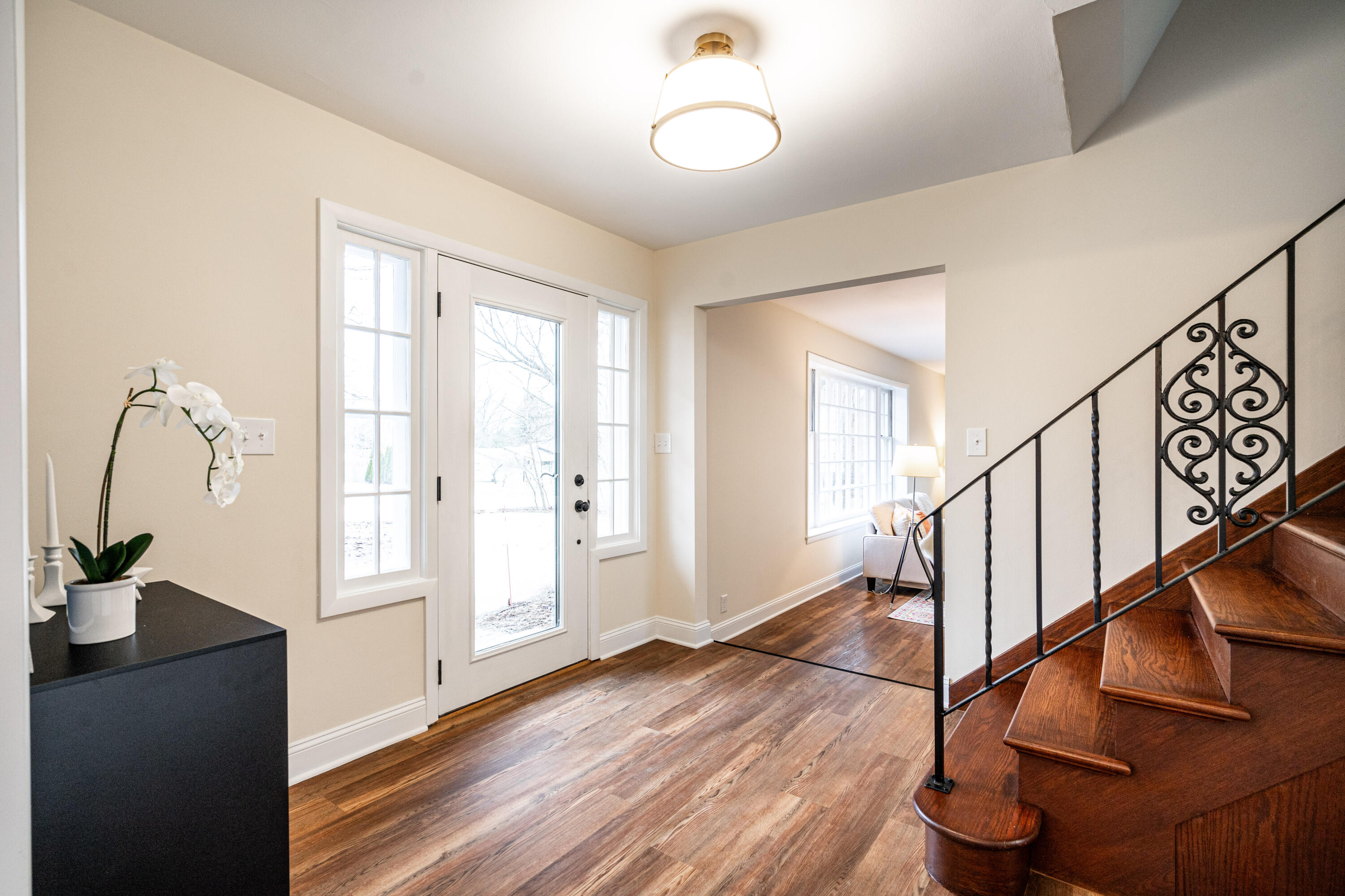 155 W Suburban Dr