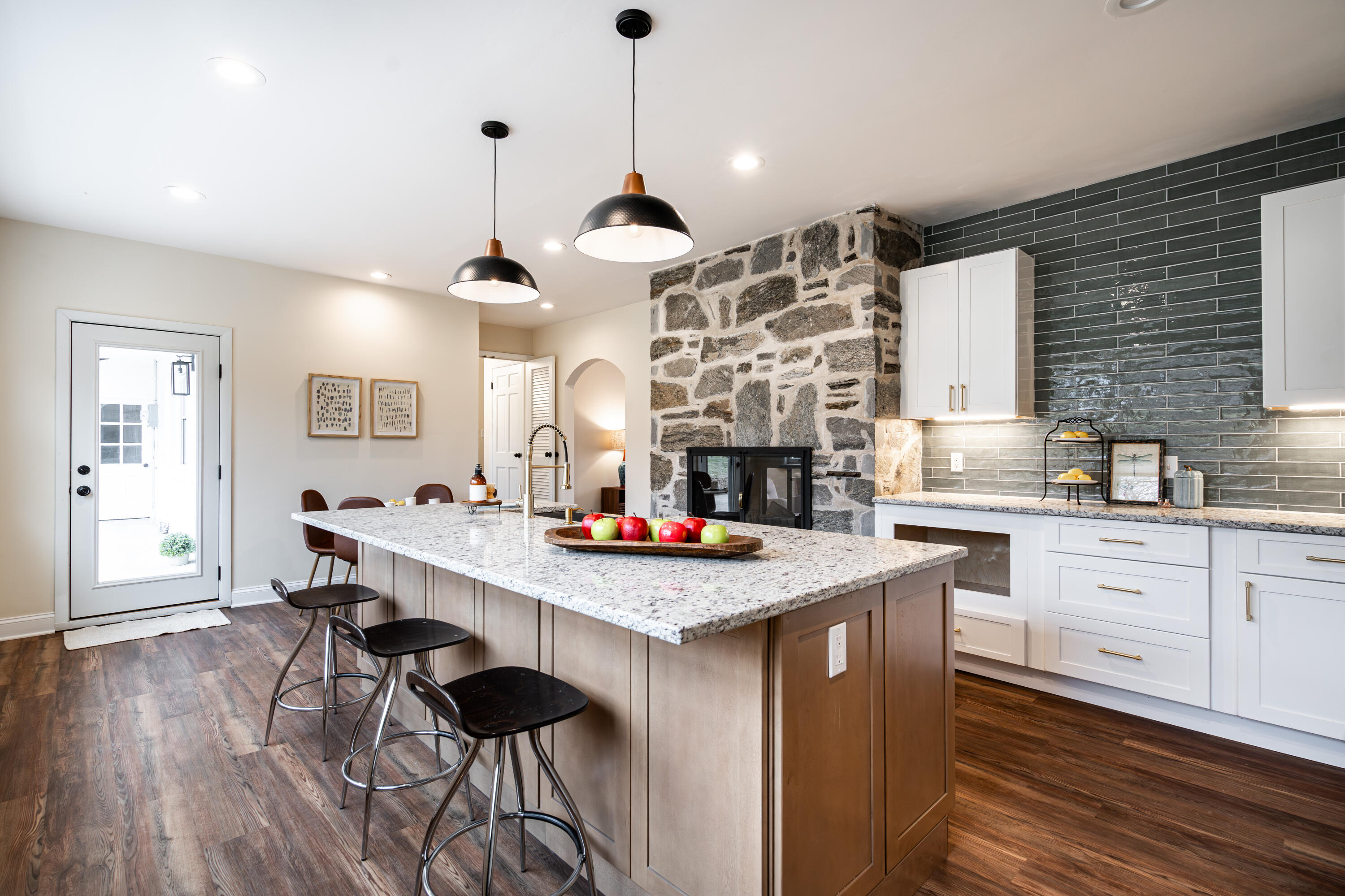 155 W Suburban Dr