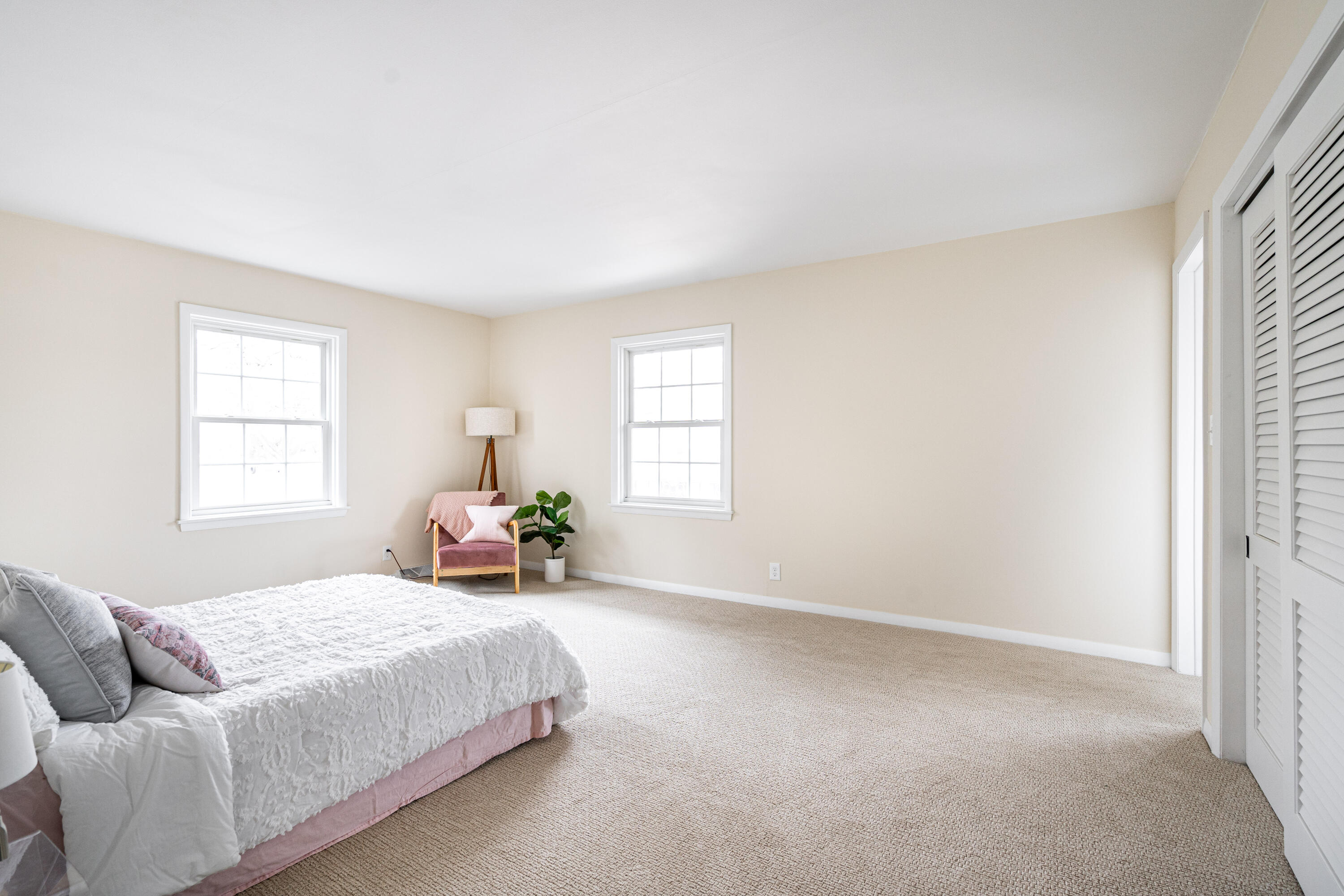 155 W Suburban Dr
