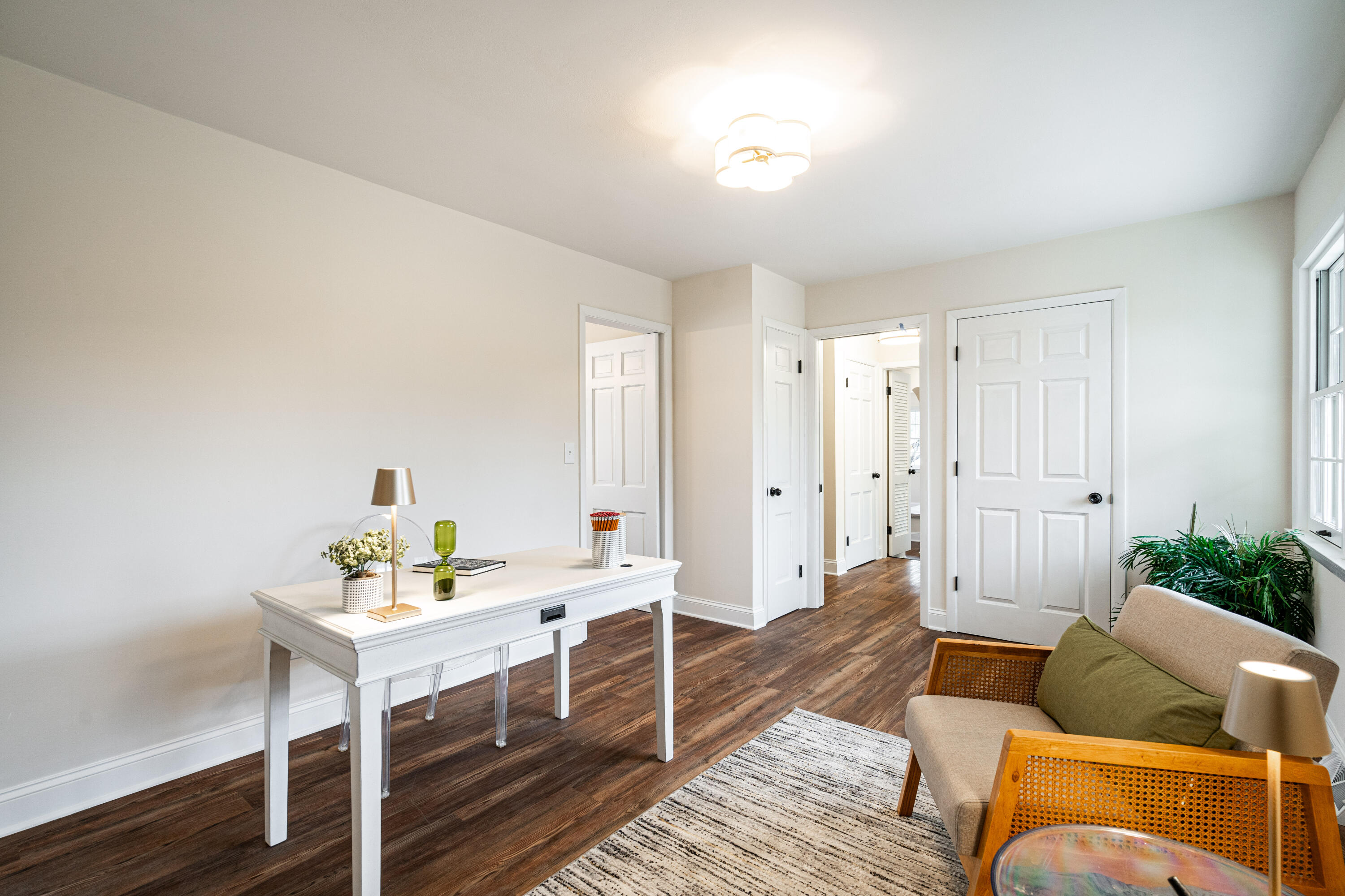 155 W Suburban Dr
