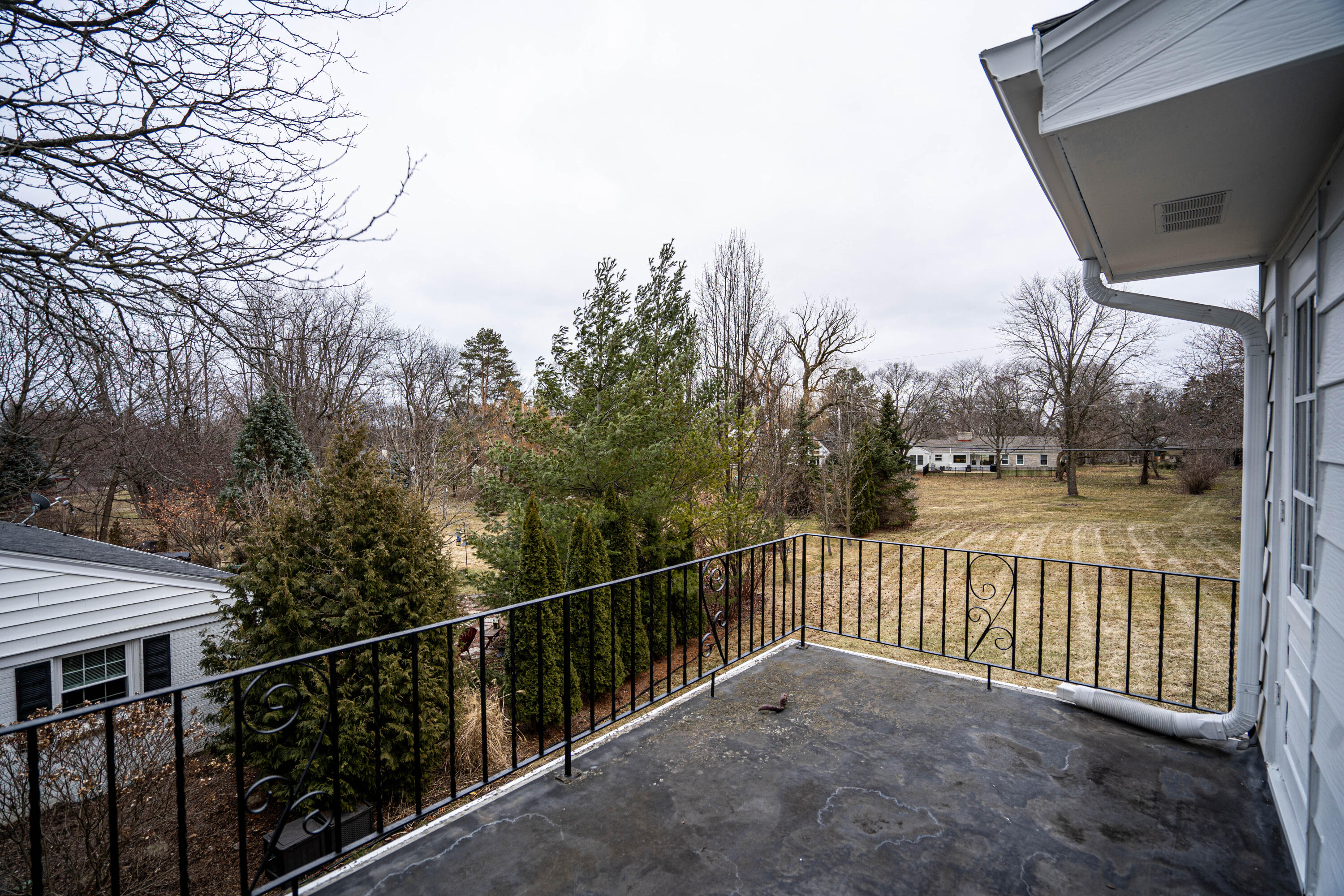 155 W Suburban Dr