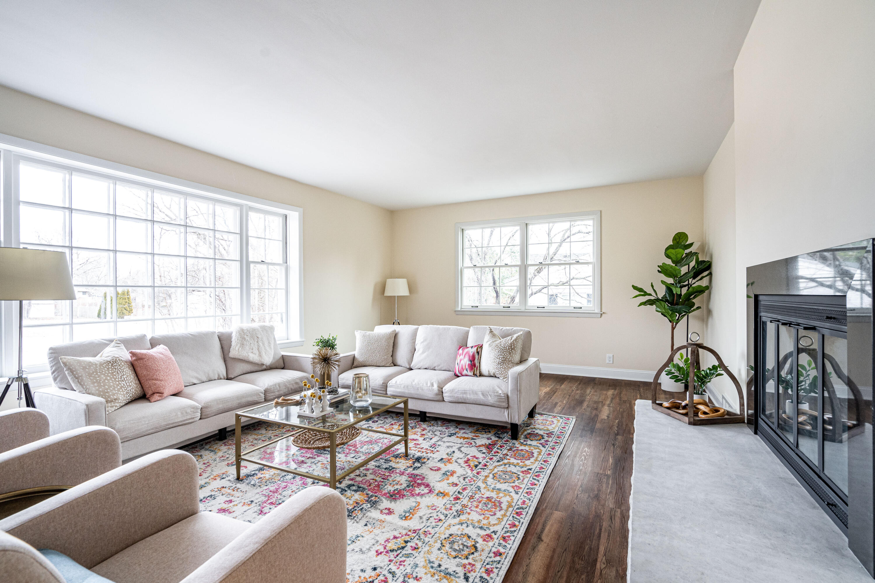 155 W Suburban Dr