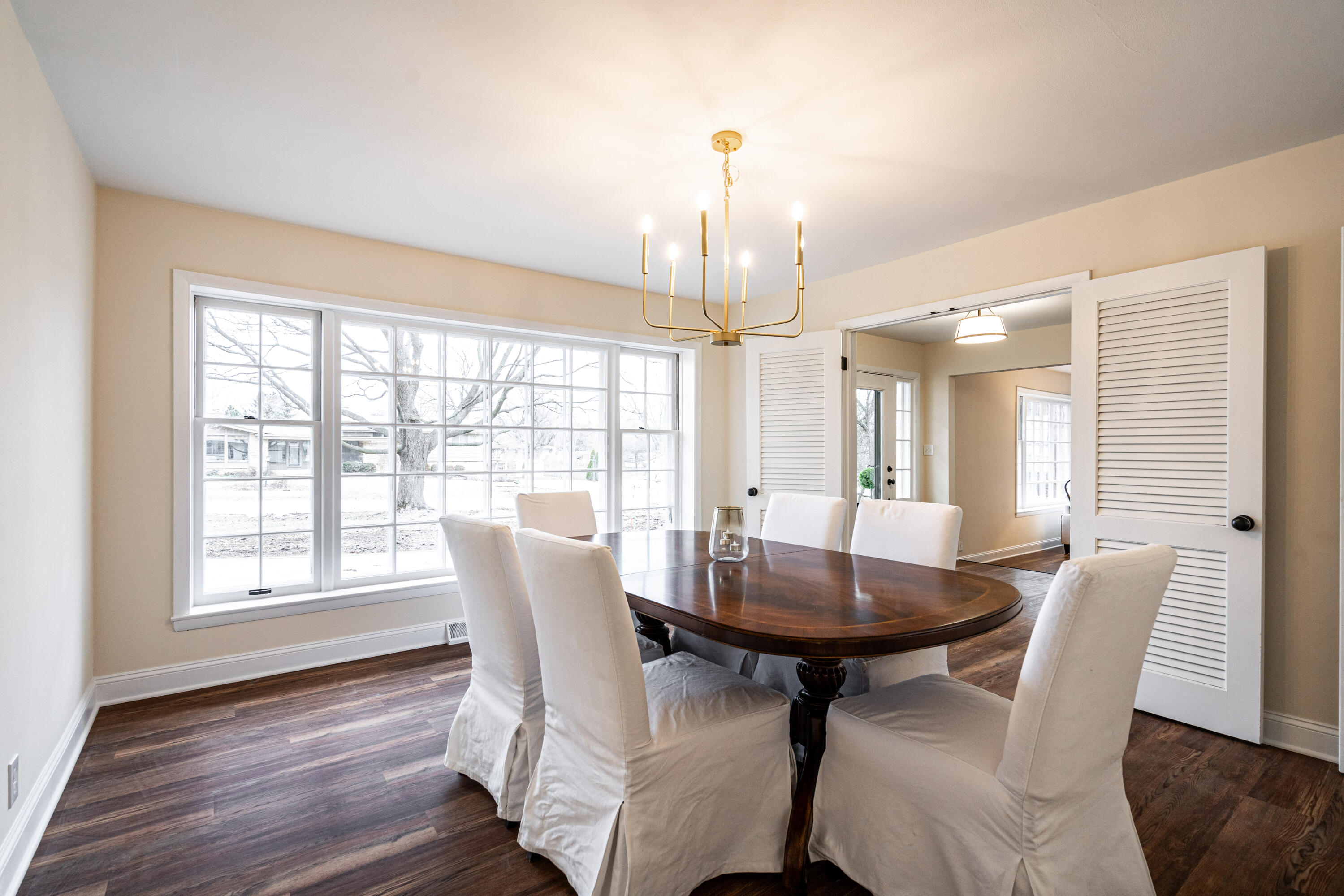 155 W Suburban Dr